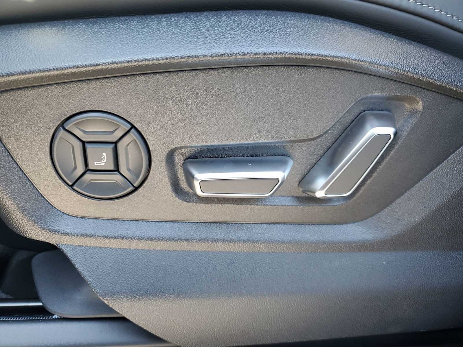 Thumbnail: 2025 Audi RS Q8 - 12