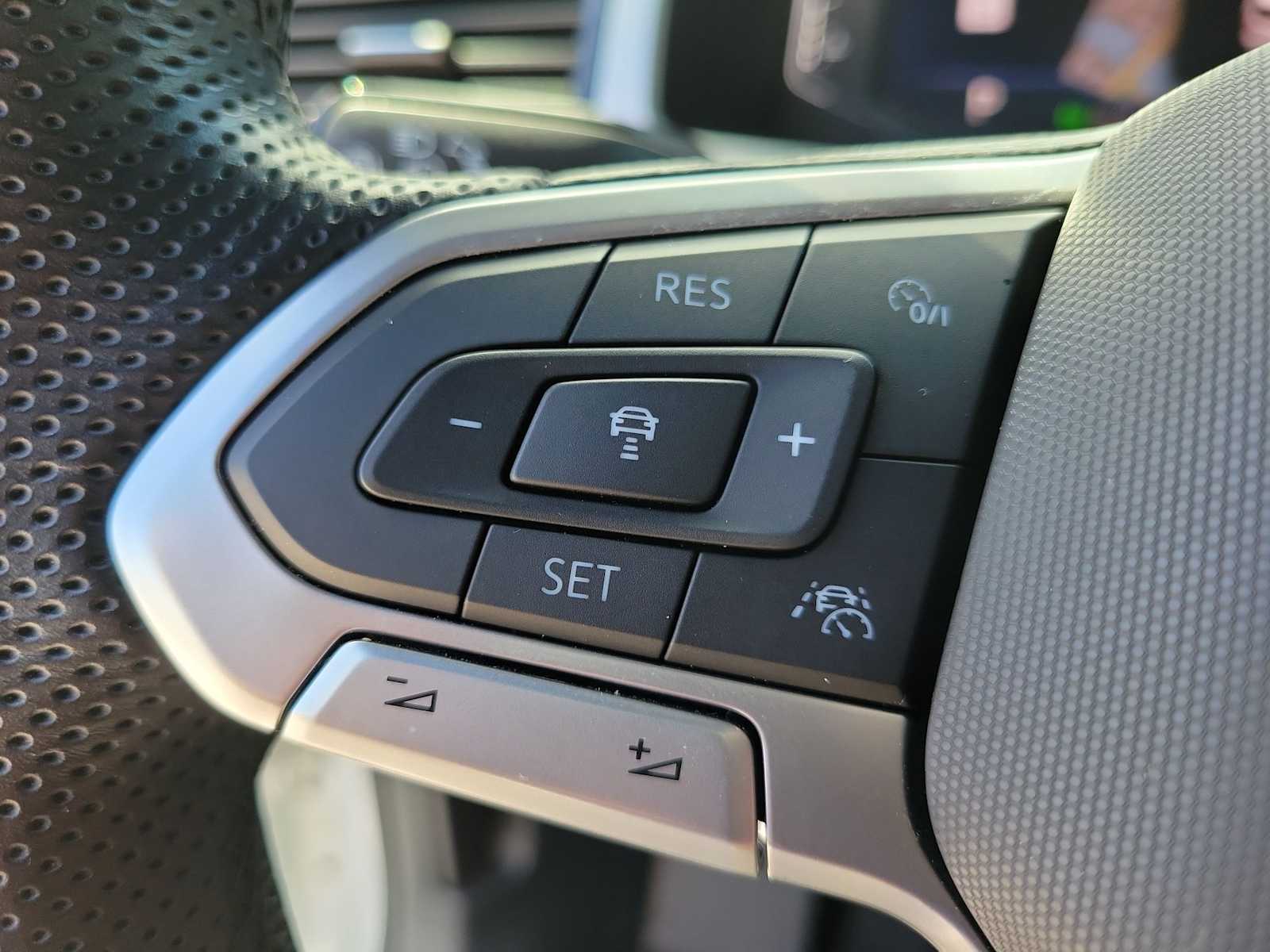 Thumbnail: 2023 Volkswagen Atlas - 21