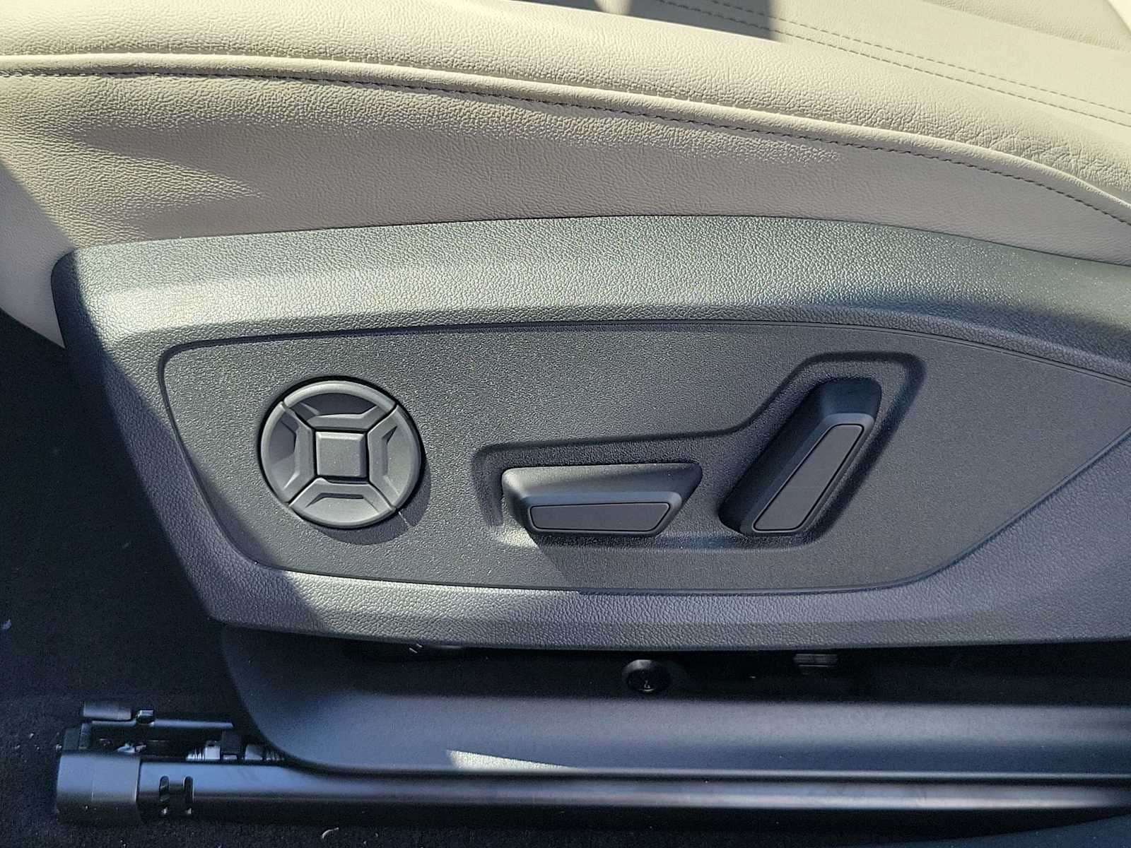 Thumbnail: 2026 Audi Q4 e-tron - 16