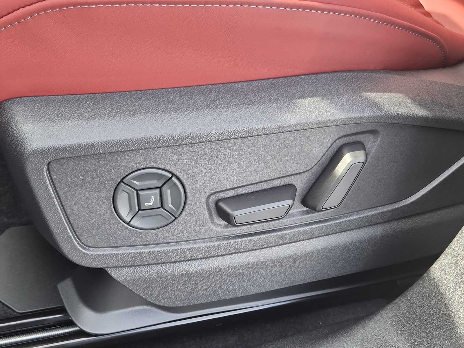 Thumbnail: 2025 Audi SQ5 - 16