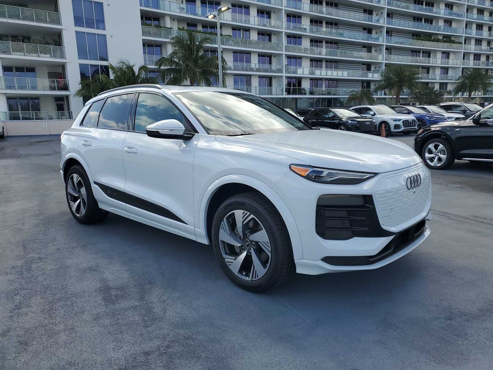 Thumbnail: 2025 Audi Q6 e-tron - 8