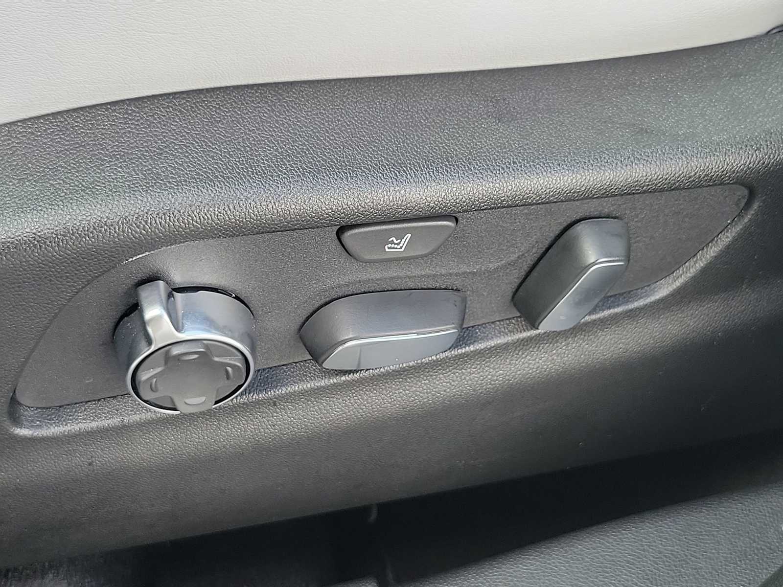 Thumbnail: 2024 Cadillac XT4 - 16