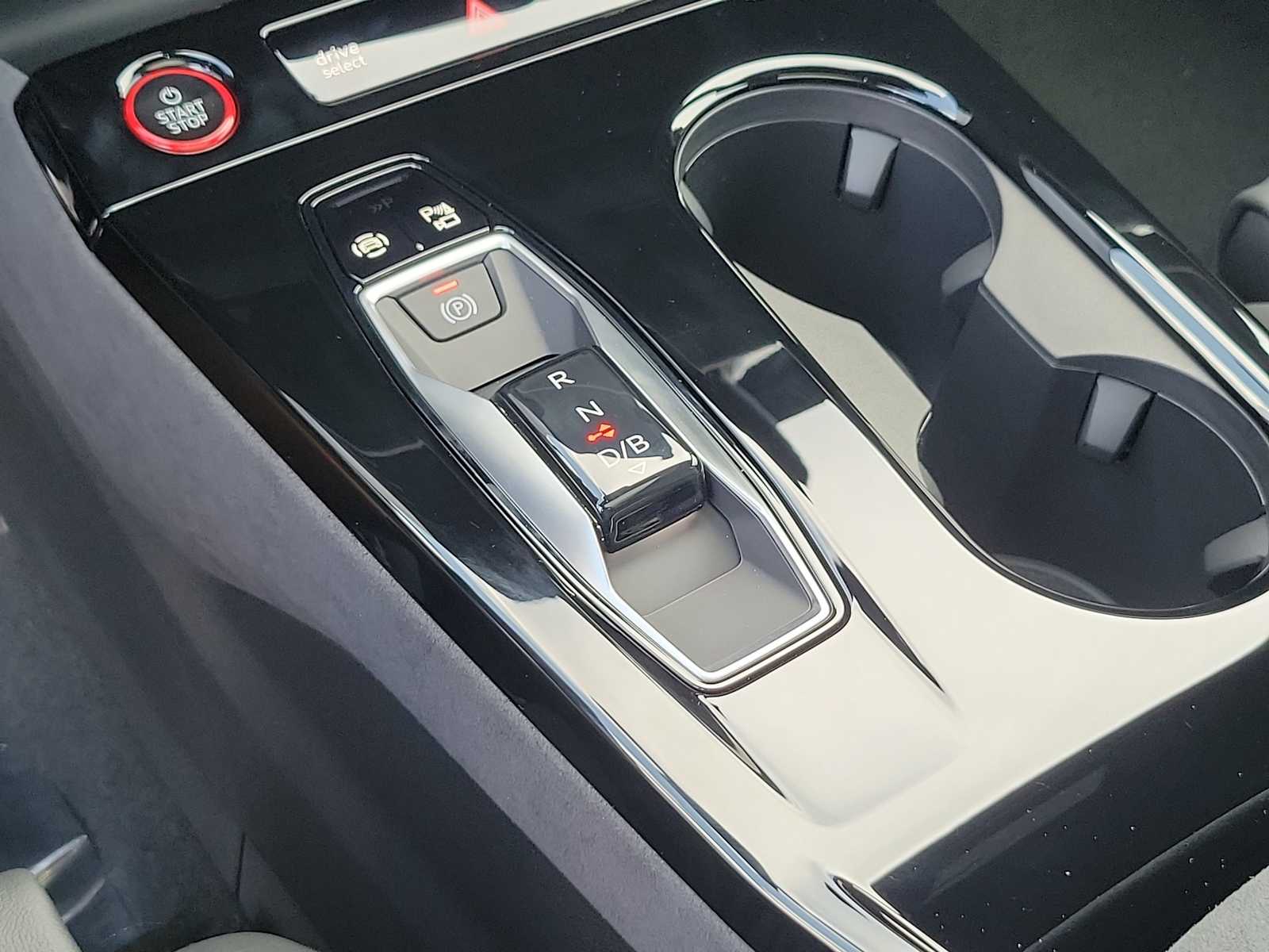 Thumbnail: 2025 Audi SQ6 e-tron - 24