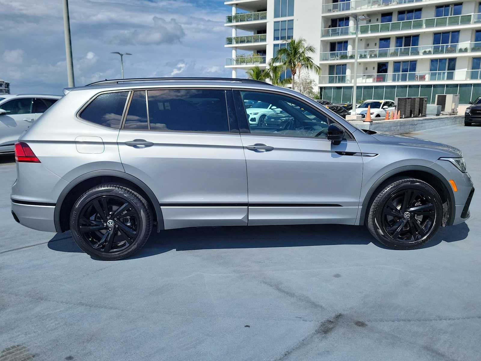 Thumbnail: 2023 Volkswagen Tiguan - 7