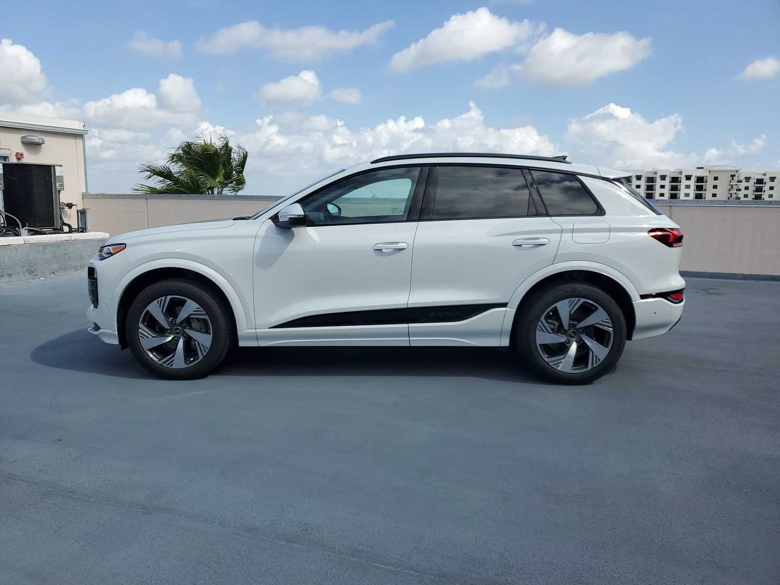 Thumbnail: 2025 Audi Q6 e-tron - 3