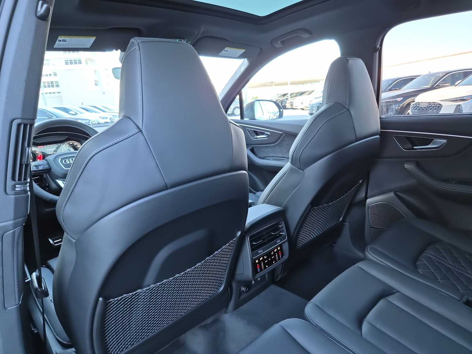 Thumbnail: 2026 Audi SQ7 - 17