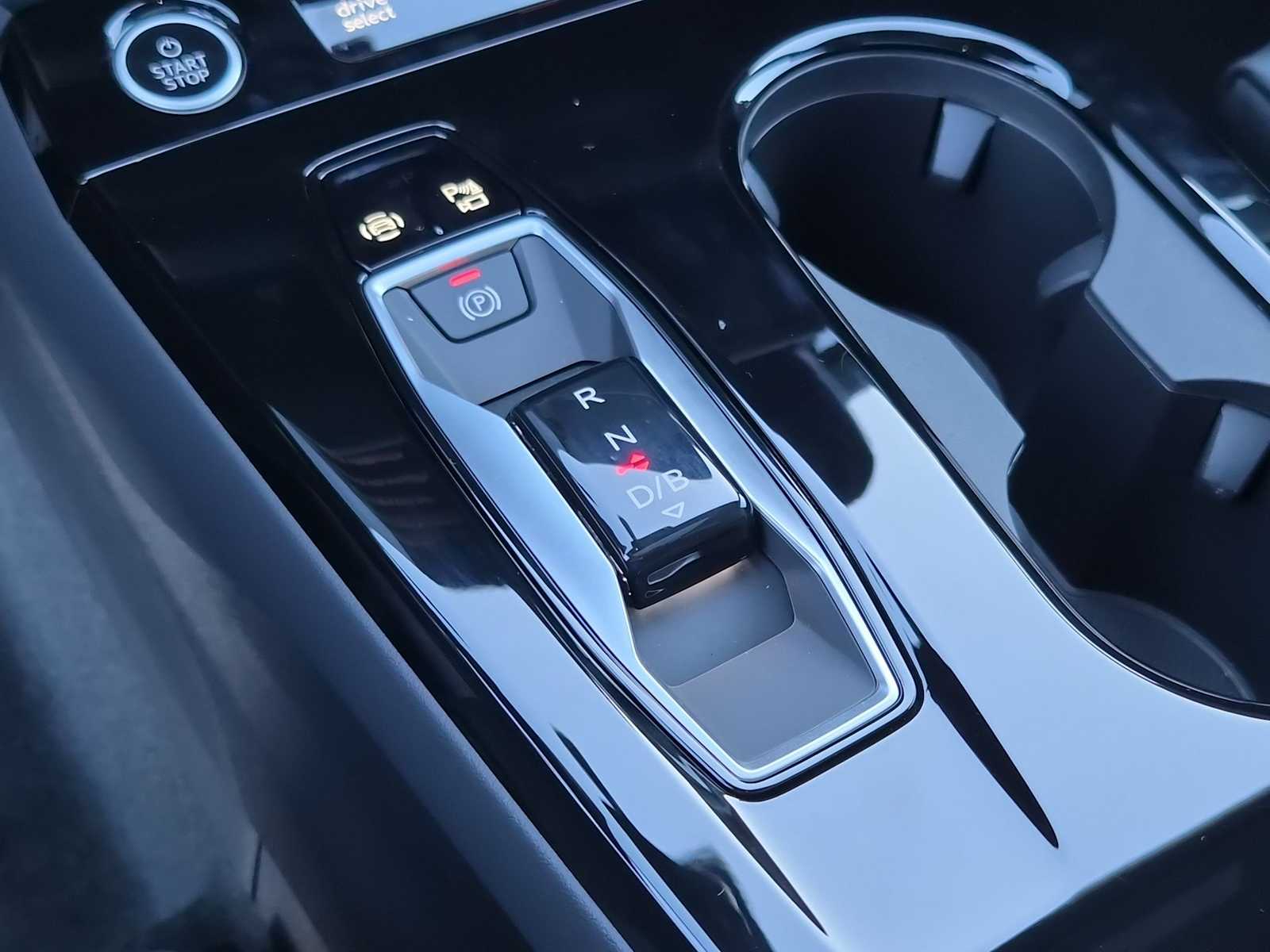 Thumbnail: 2025 Audi Q6 e-tron - 25