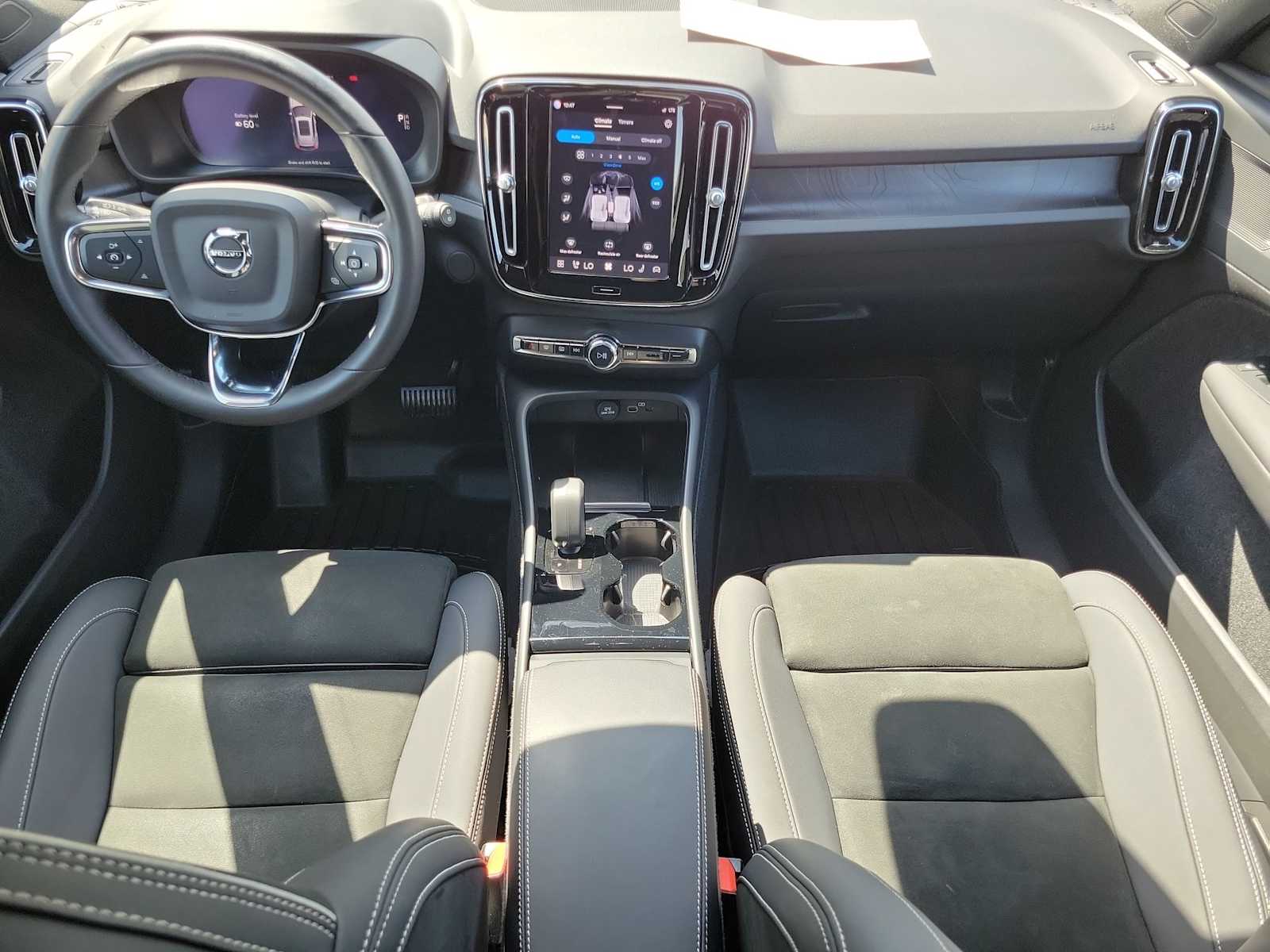 Thumbnail: 2023 Volvo XC40 - 15