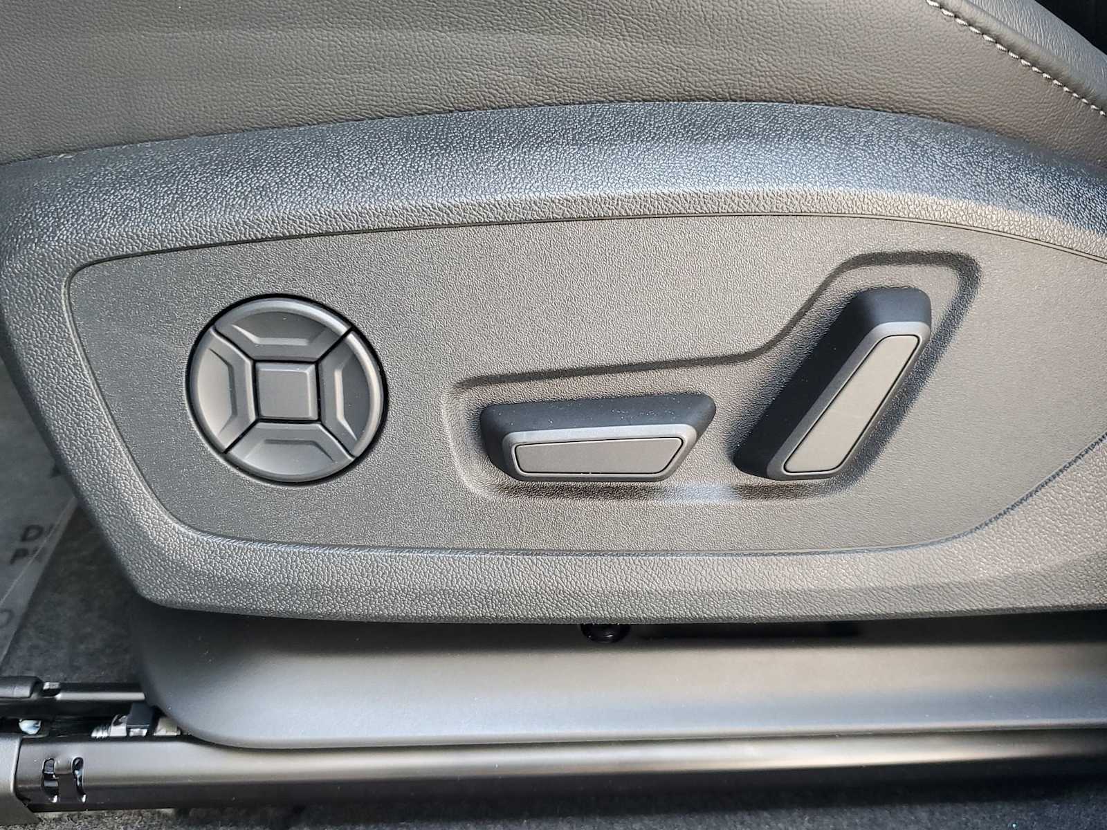 Thumbnail: 2025 Audi Q6 e-tron - 13
