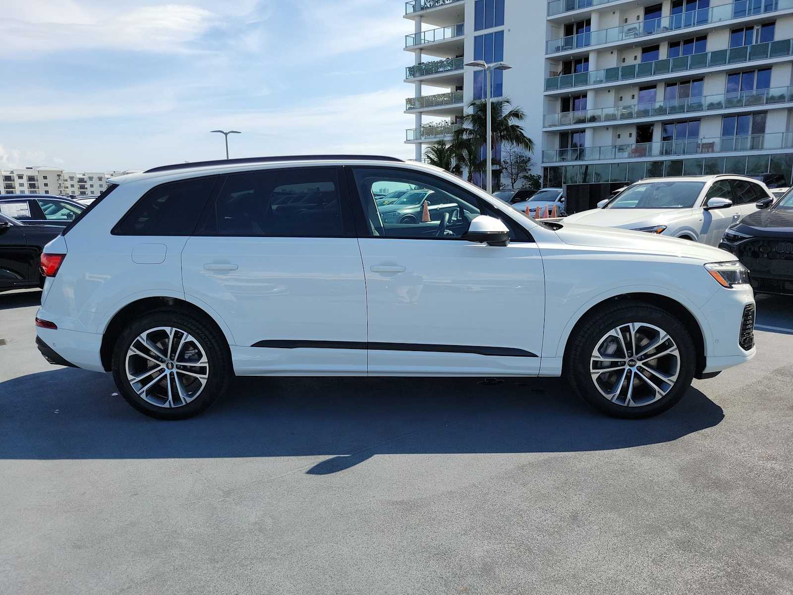 Thumbnail: 2026 Audi Q7 - 7