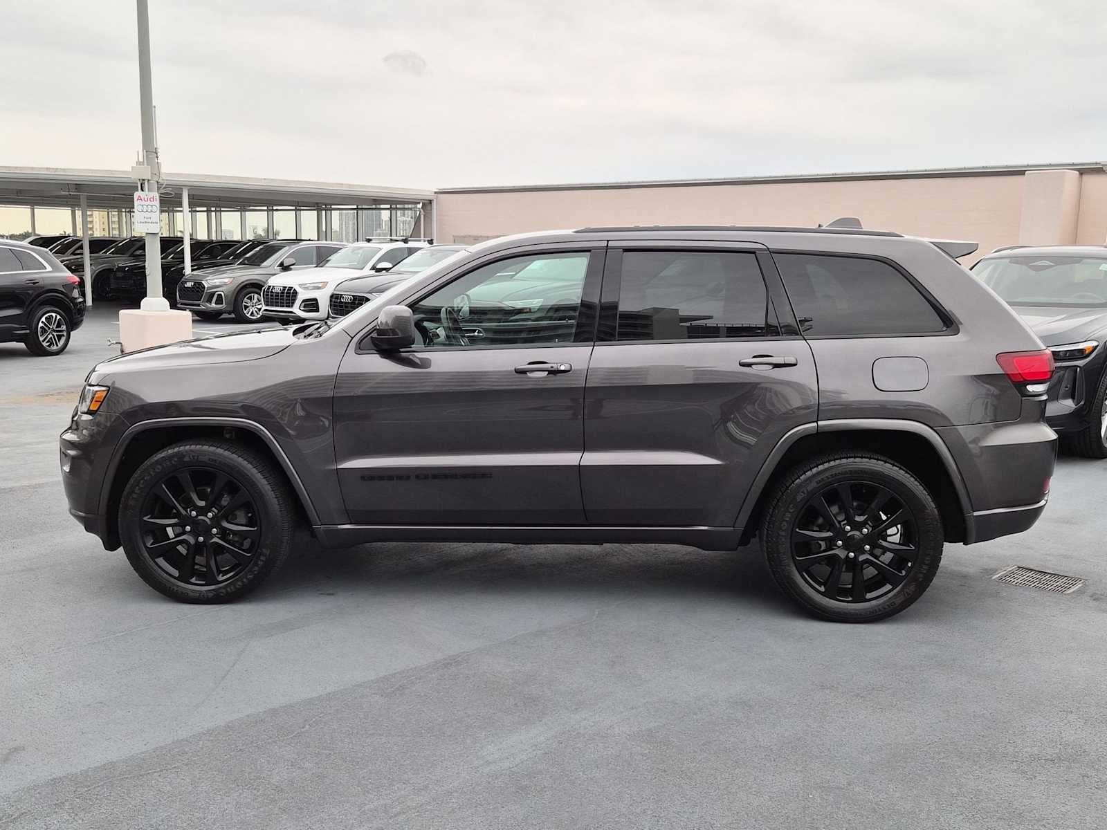 Thumbnail: 2019 Jeep Grand Cherokee - 3