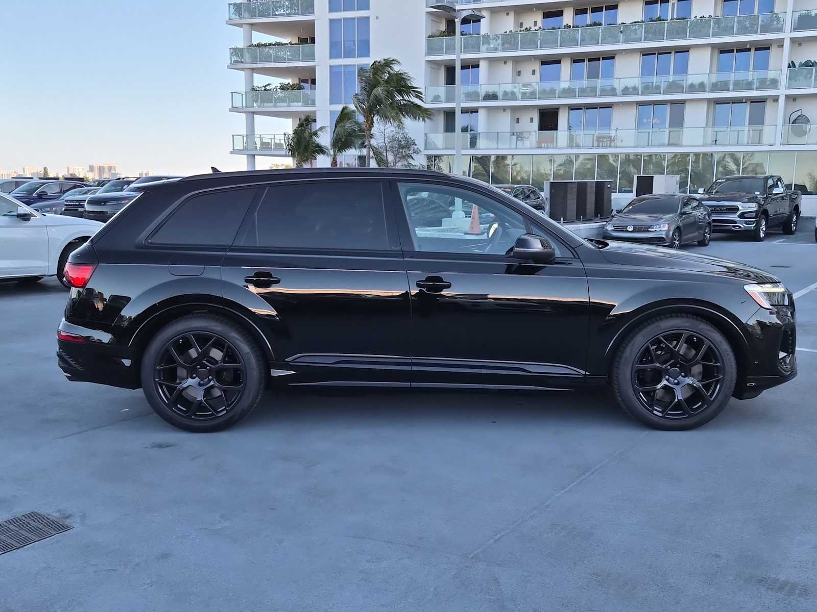 Thumbnail: 2026 Audi SQ7 - 7