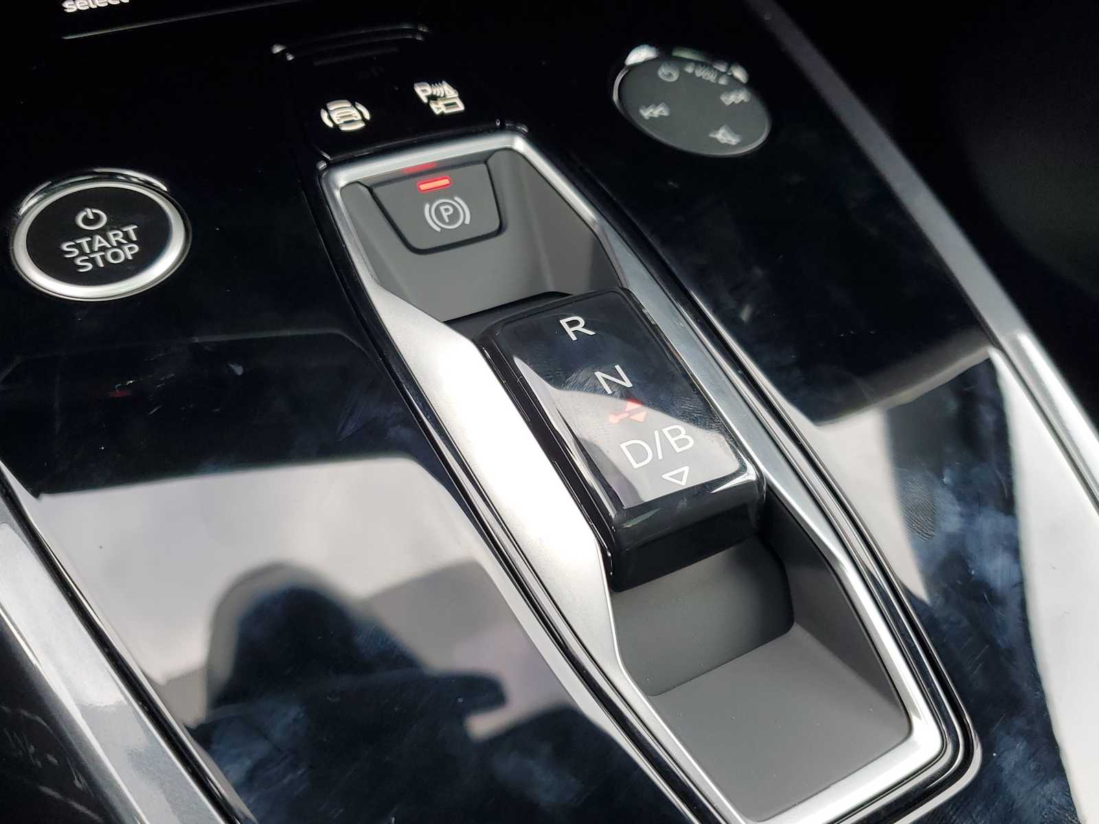 Thumbnail: 2025 Audi Q4 e-tron - 22