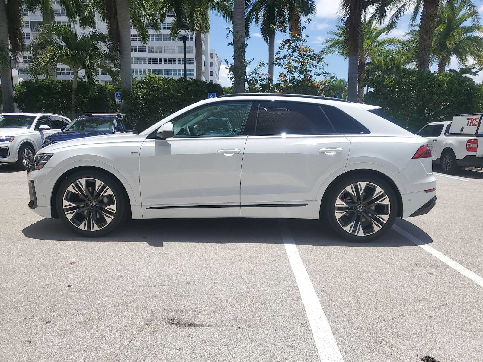 Thumbnail: 2025 Audi Q8 - 3