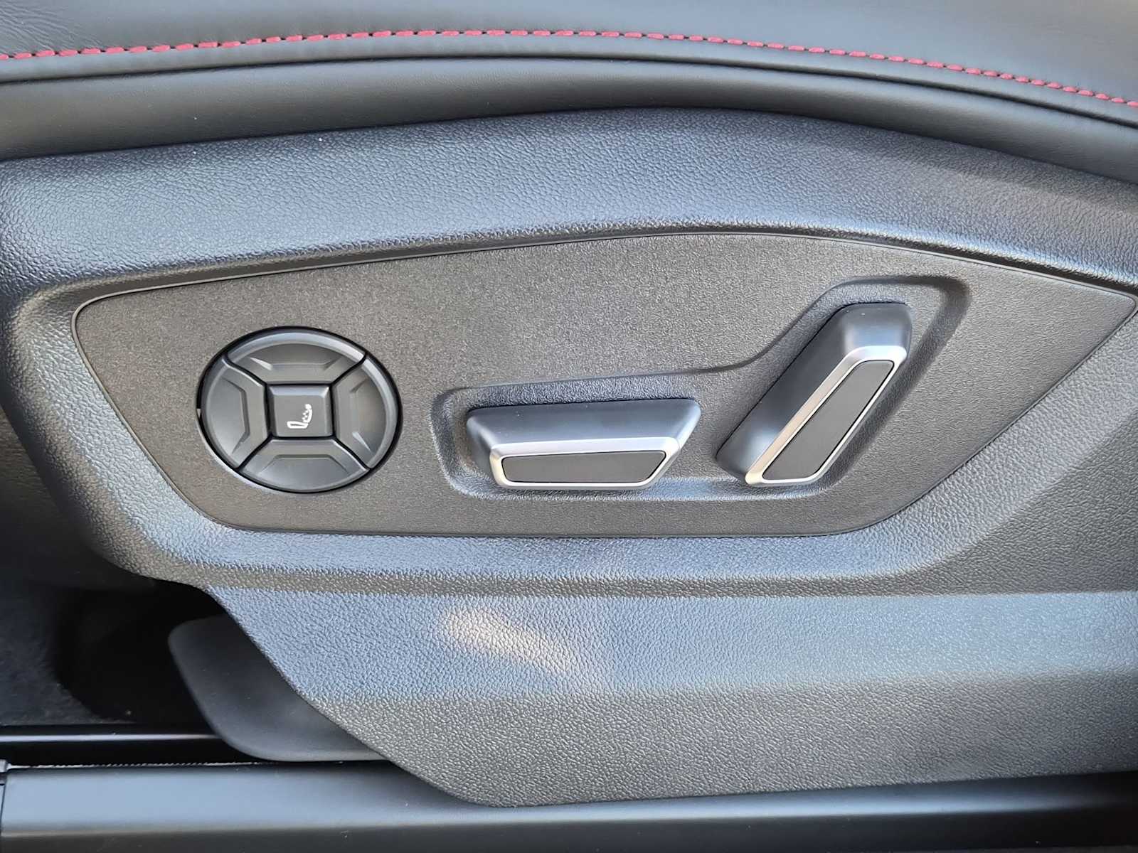 Thumbnail: 2026 Audi Q8 - 16