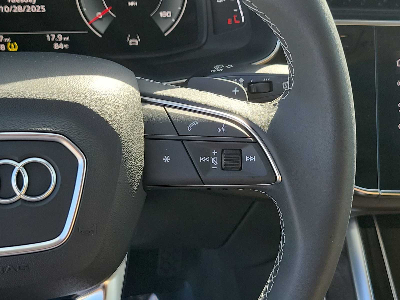 Thumbnail: 2025 Audi Q8 - 22