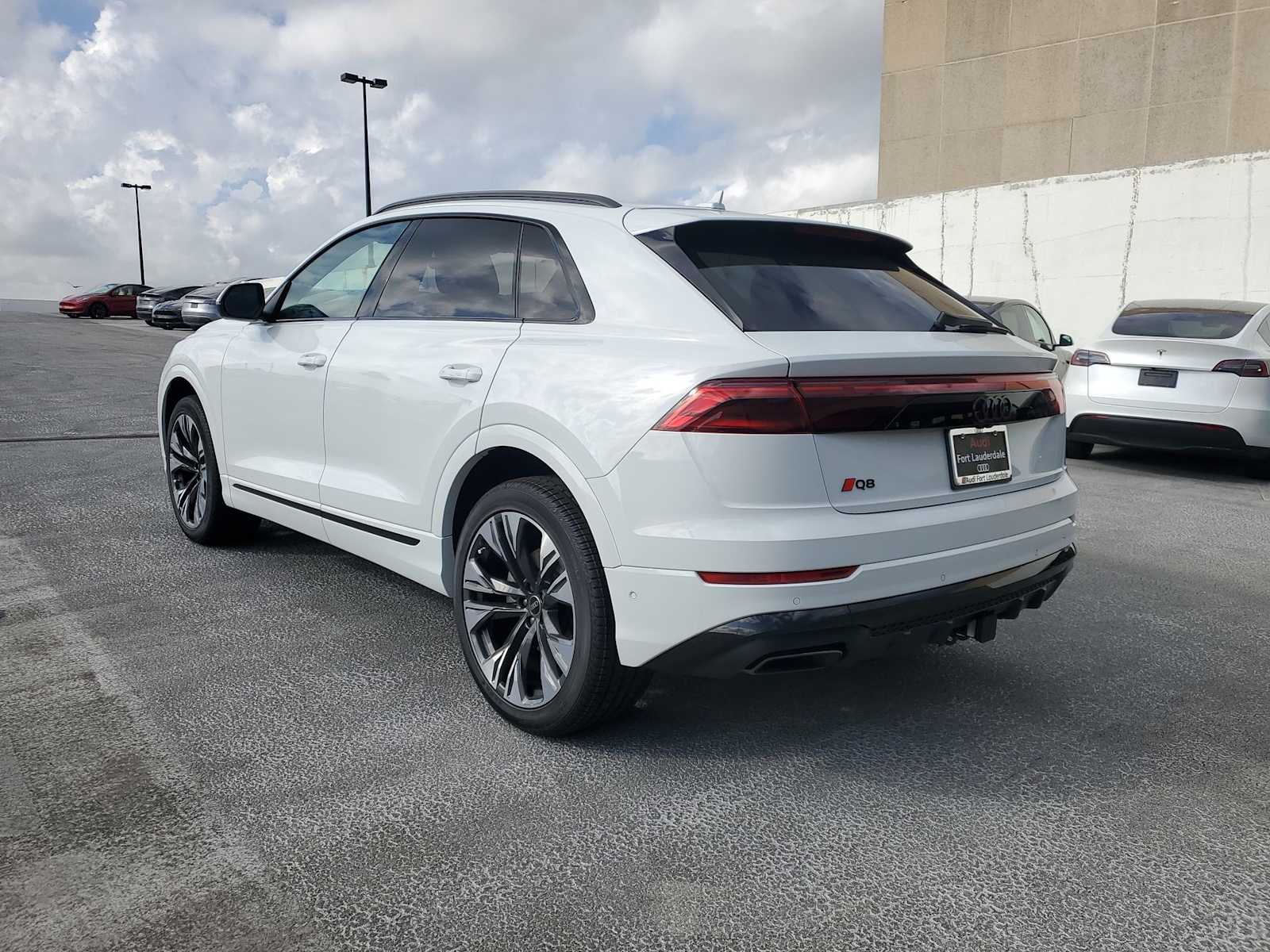 2025 Audi Q8 55 Premium Plus photo 4
