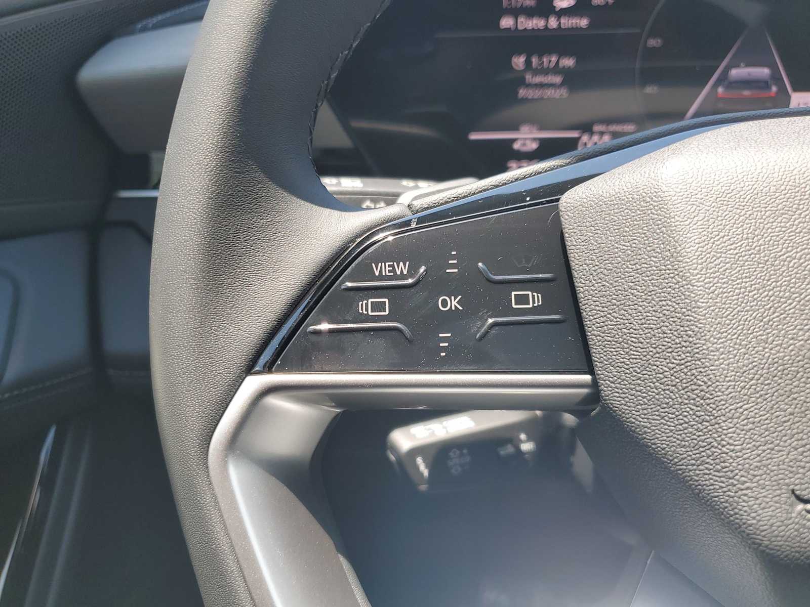 Thumbnail: 2025 Audi Q6 e-tron - 17