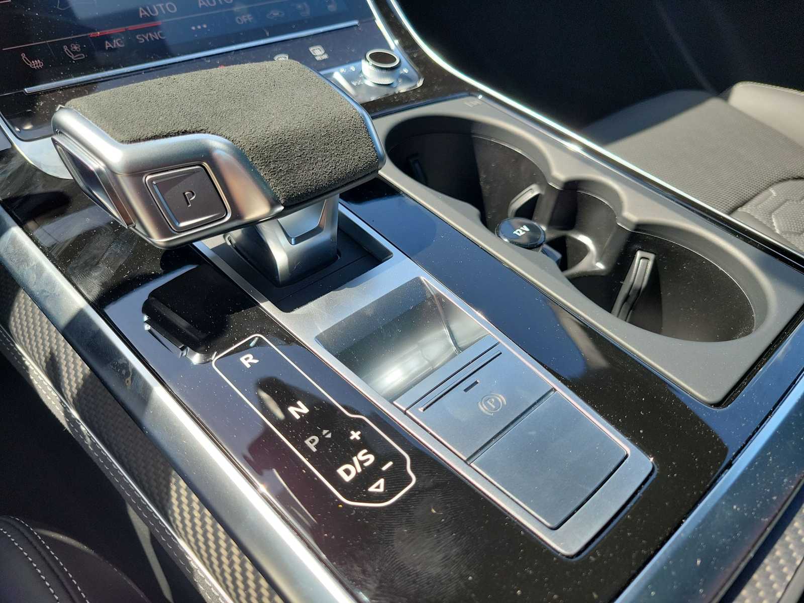 Thumbnail: 2026 Audi RS Q8 - 26