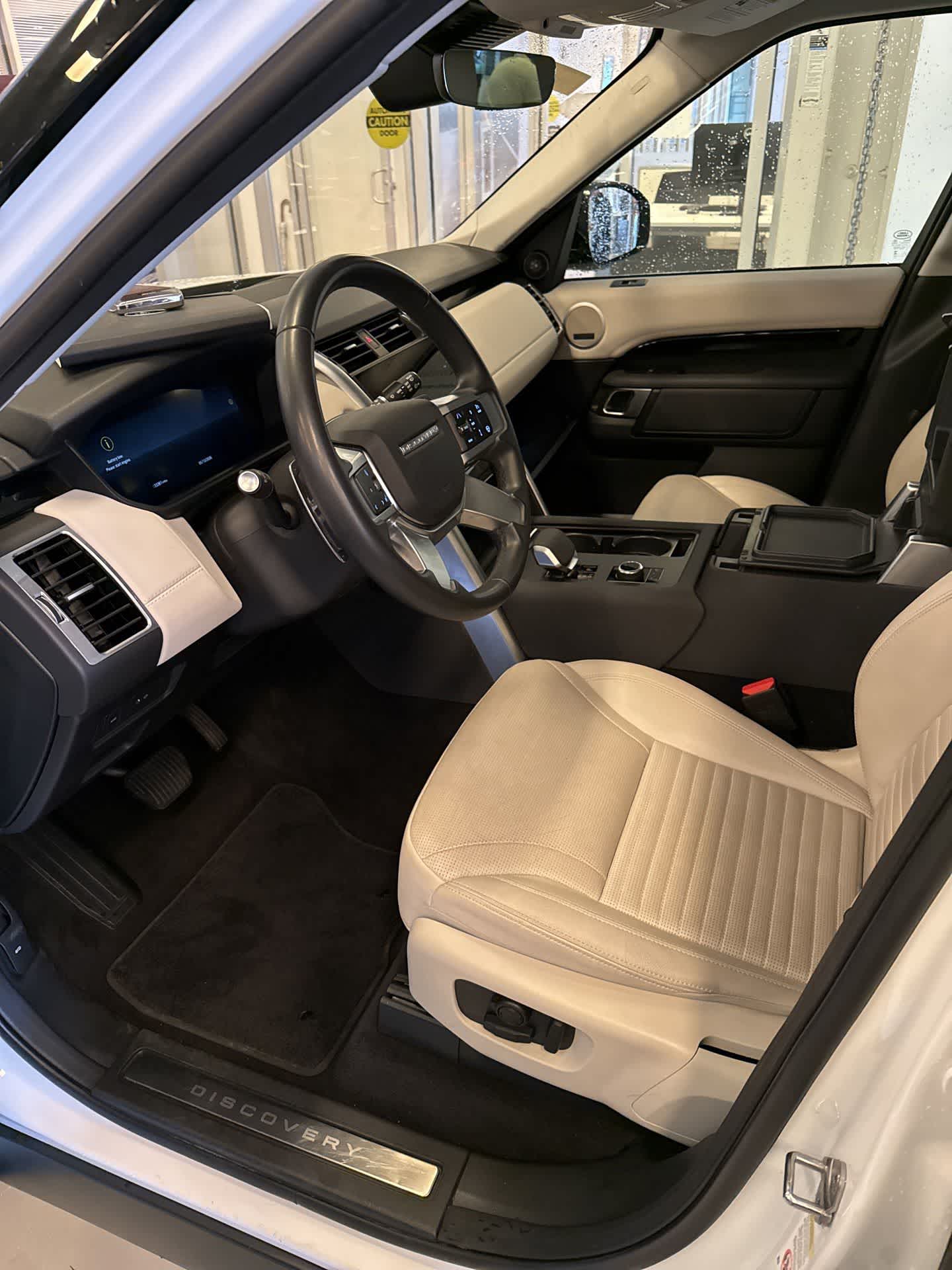 Thumbnail: 2025 Land Rover Discovery - 2