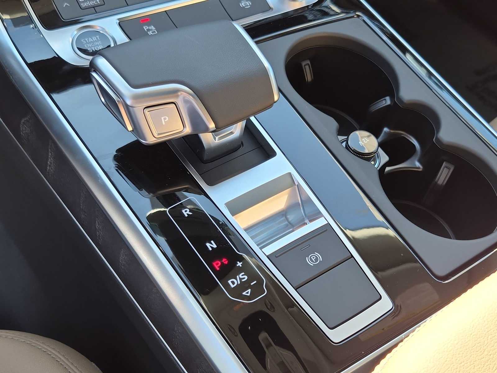 Thumbnail: 2025 Audi Q8 - 25