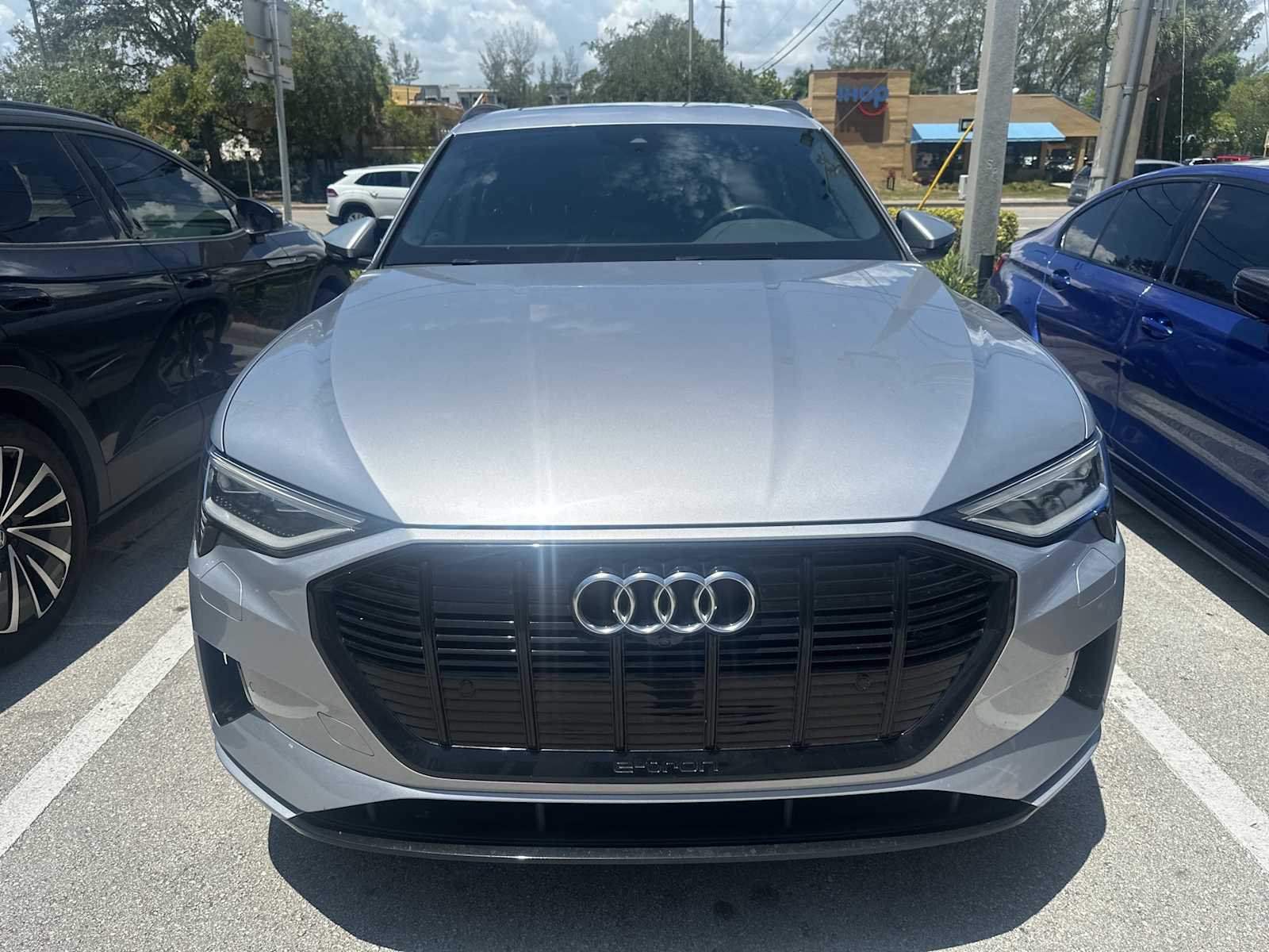Thumbnail: 2022 Audi e-tron - 3