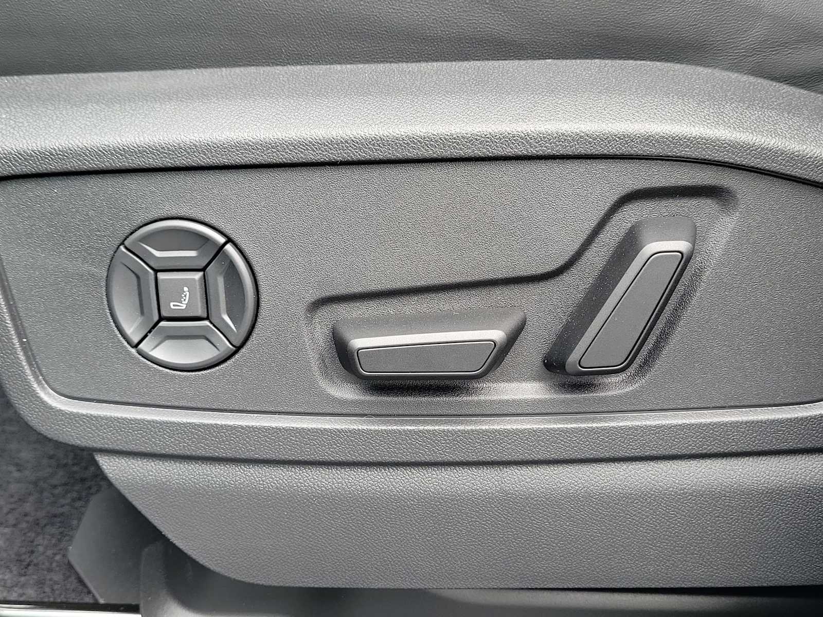 Thumbnail: 2026 Audi SQ5 - 16