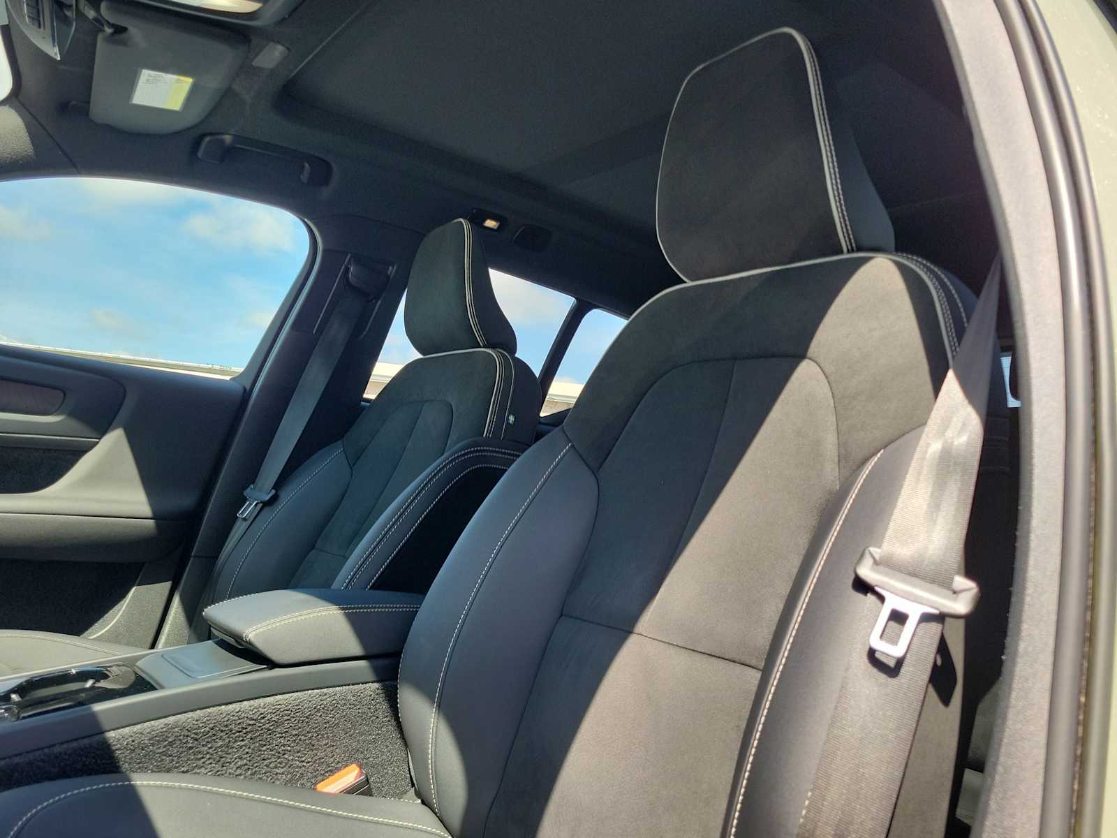 Thumbnail: 2023 Volvo XC40 - 16