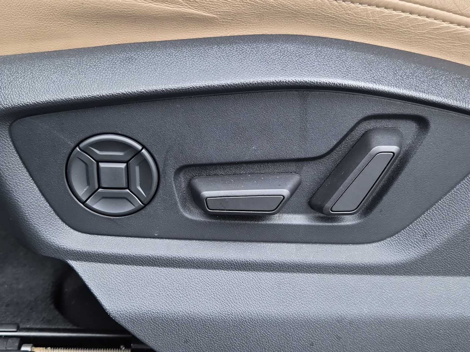 Thumbnail: 2023 Audi Q8 - 16