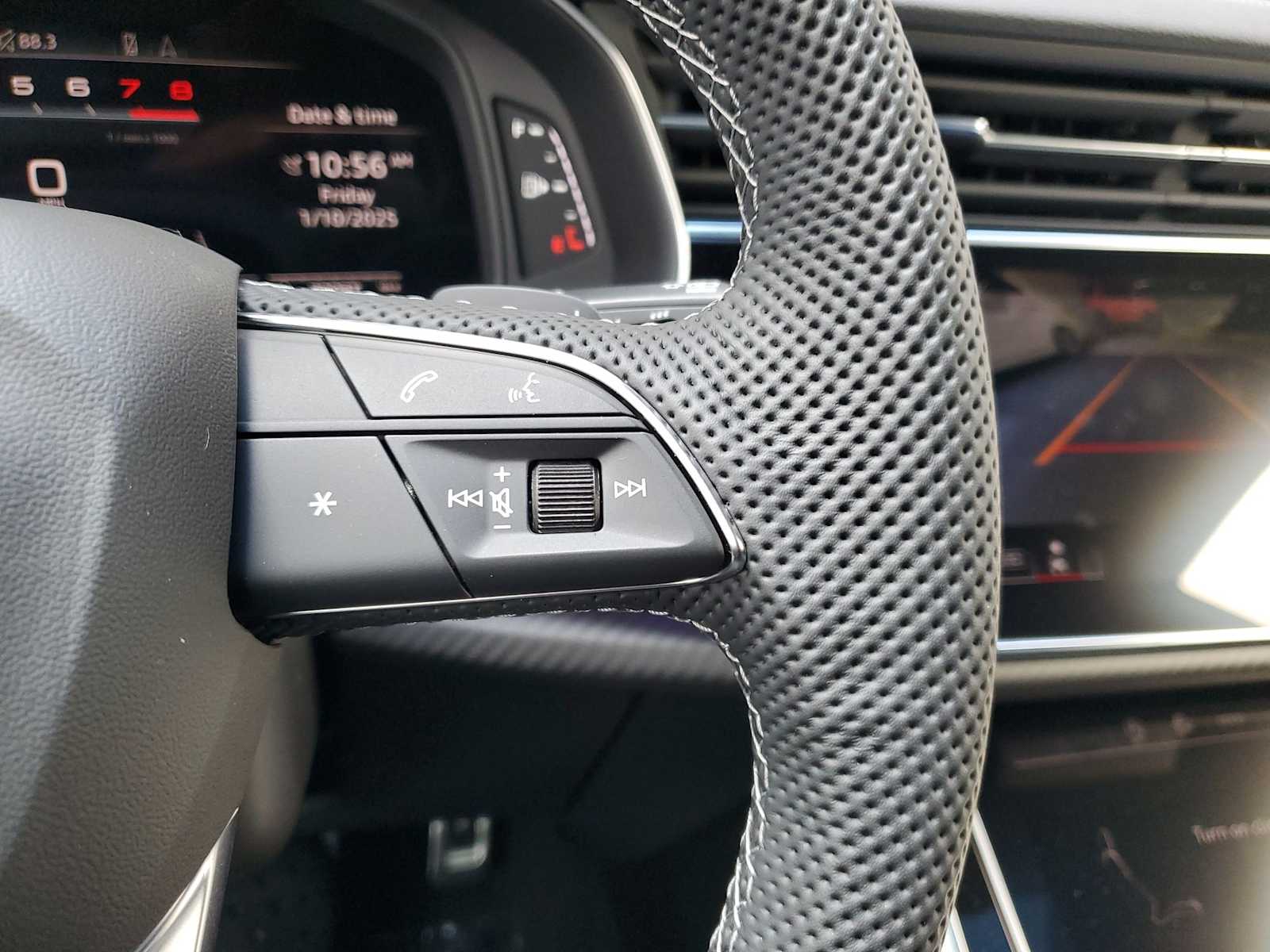 Thumbnail: 2025 Audi SQ8 - 18