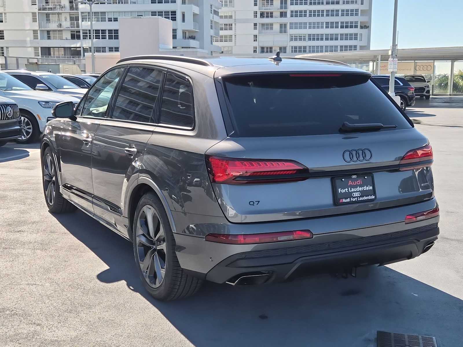 Thumbnail: 2026 Audi Q7 - 4