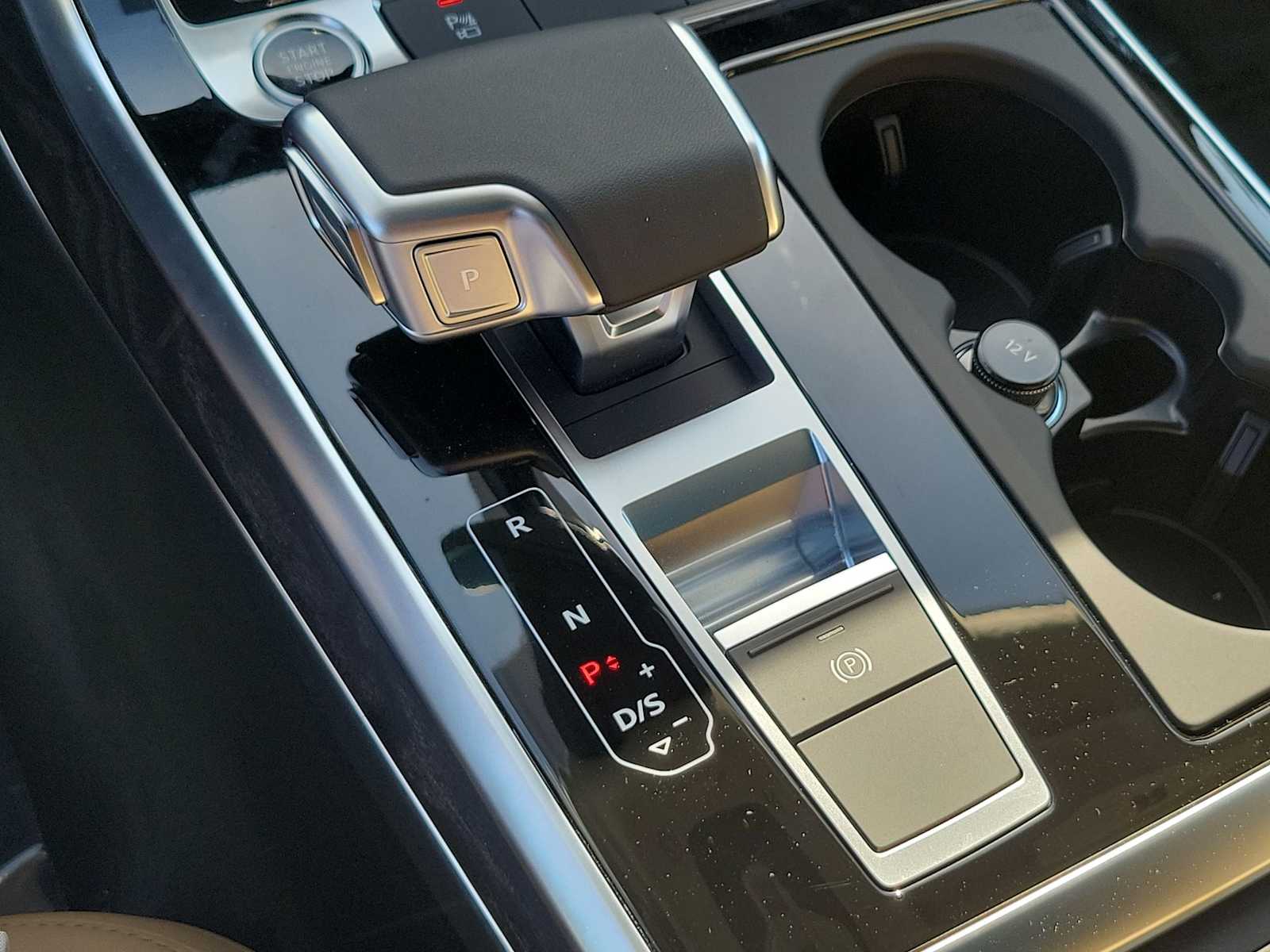 Thumbnail: 2025 Audi Q8 - 25