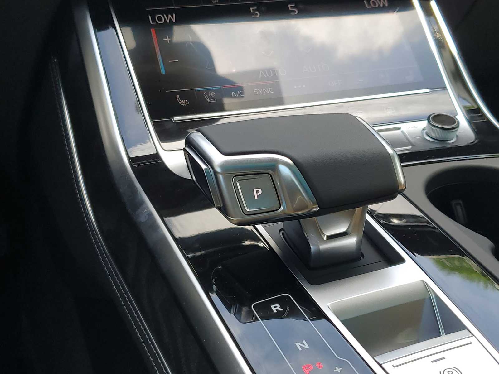 Thumbnail: 2025 Audi Q8 - 22