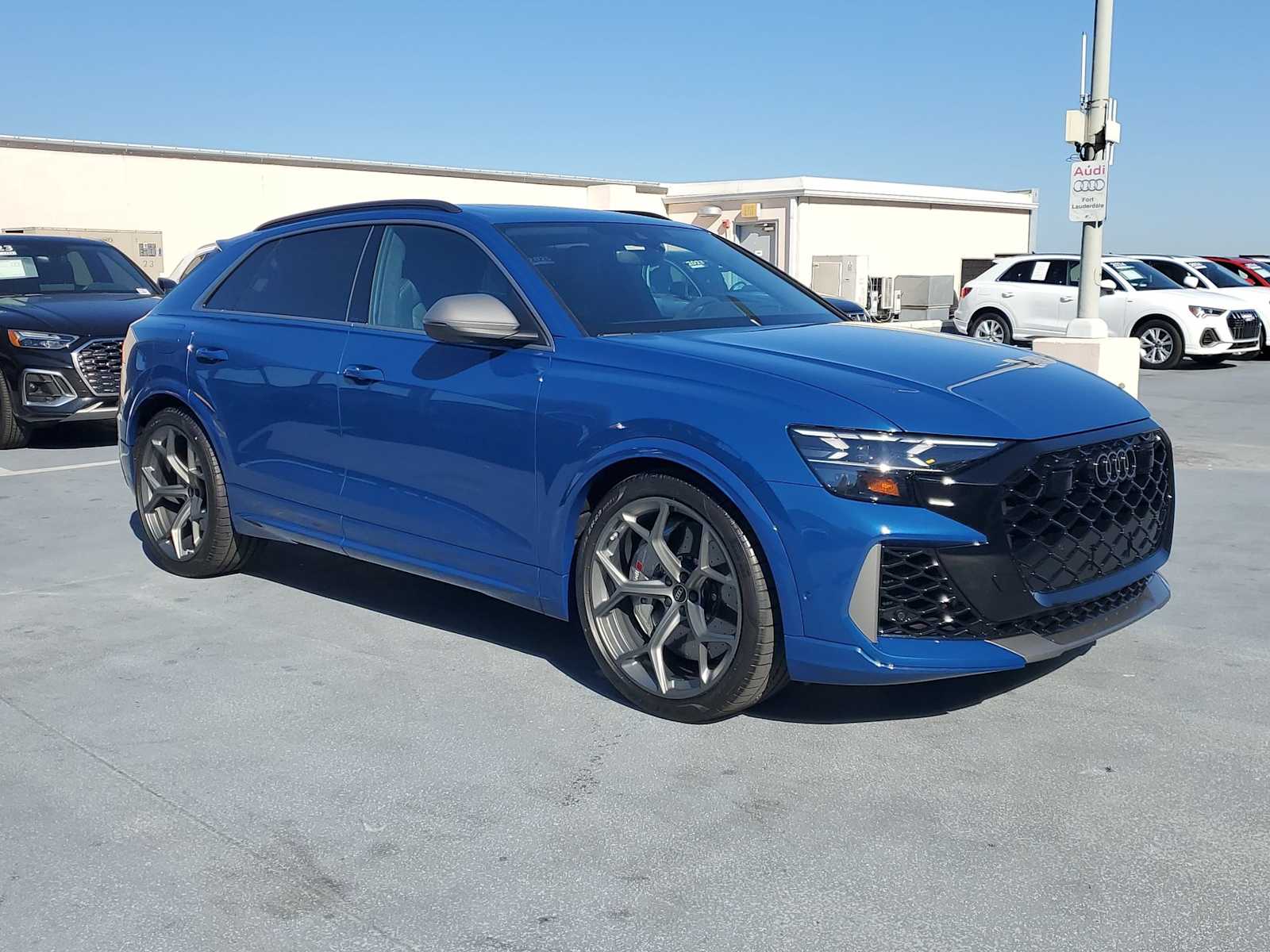 Thumbnail: 2025 Audi RS Q8 - 8