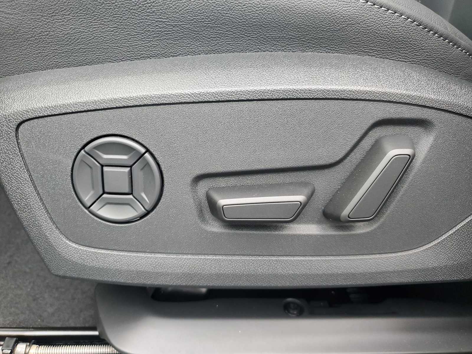Thumbnail: 2025 Audi Q6 e-tron - 13