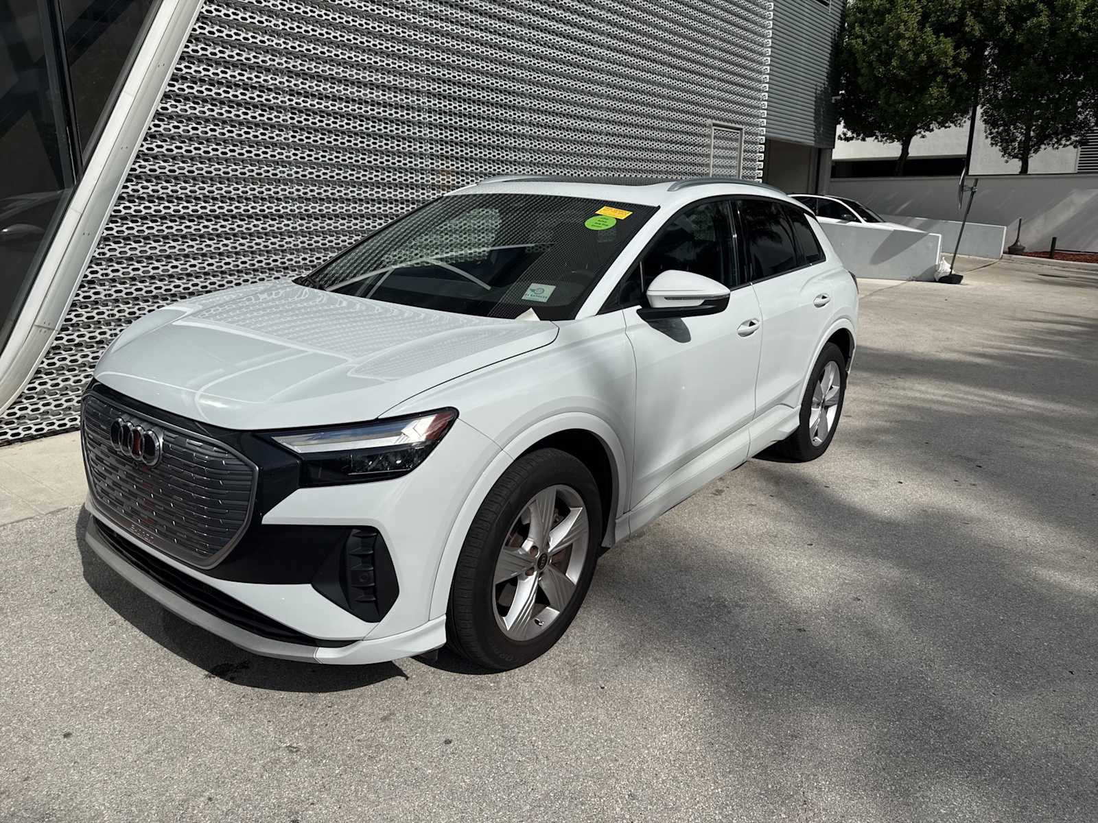 Thumbnail: 2022 Audi Q4 e-tron - 1