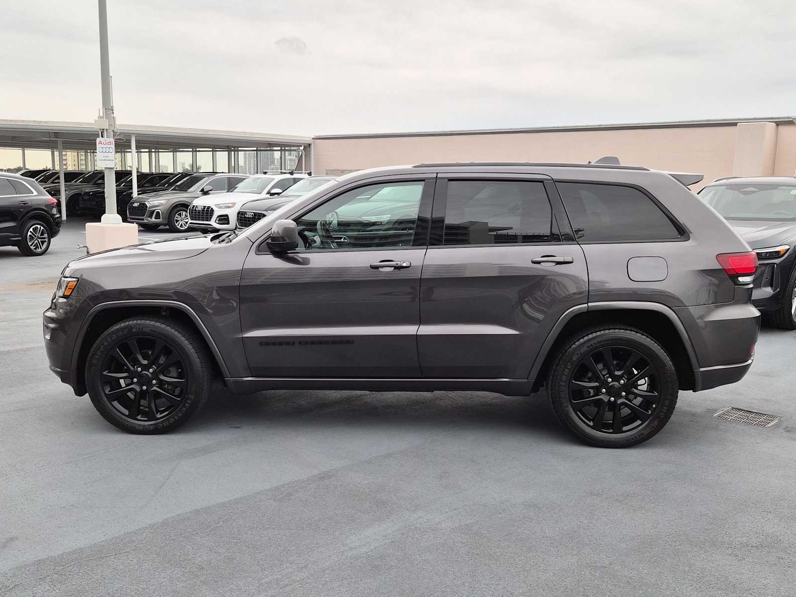 Thumbnail: 2019 Jeep Grand Cherokee - 3