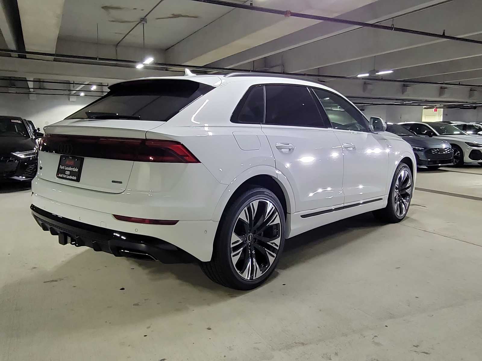 Thumbnail: 2026 Audi Q8 - 6