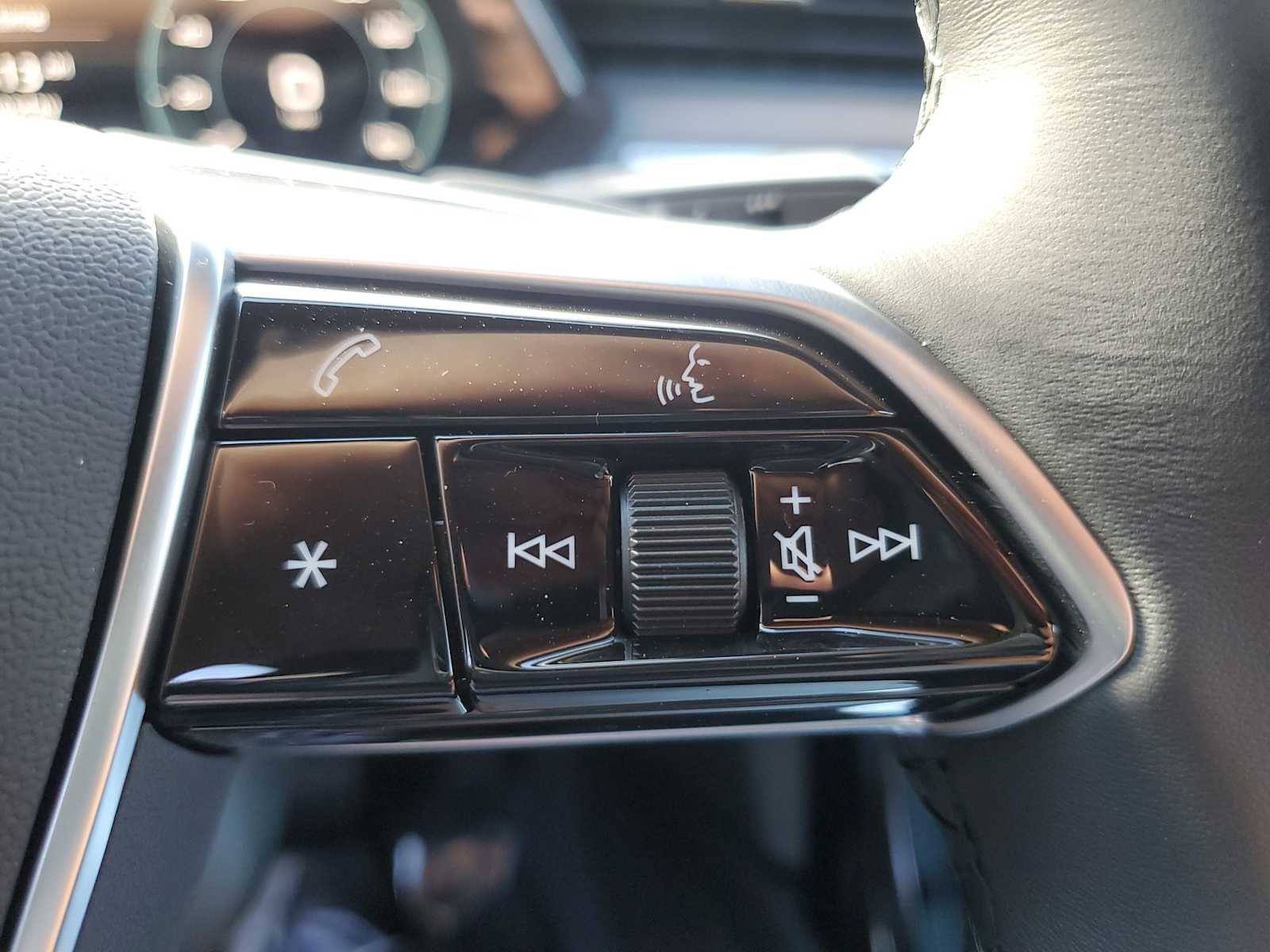 Thumbnail: 2023 Audi e-tron S - 22