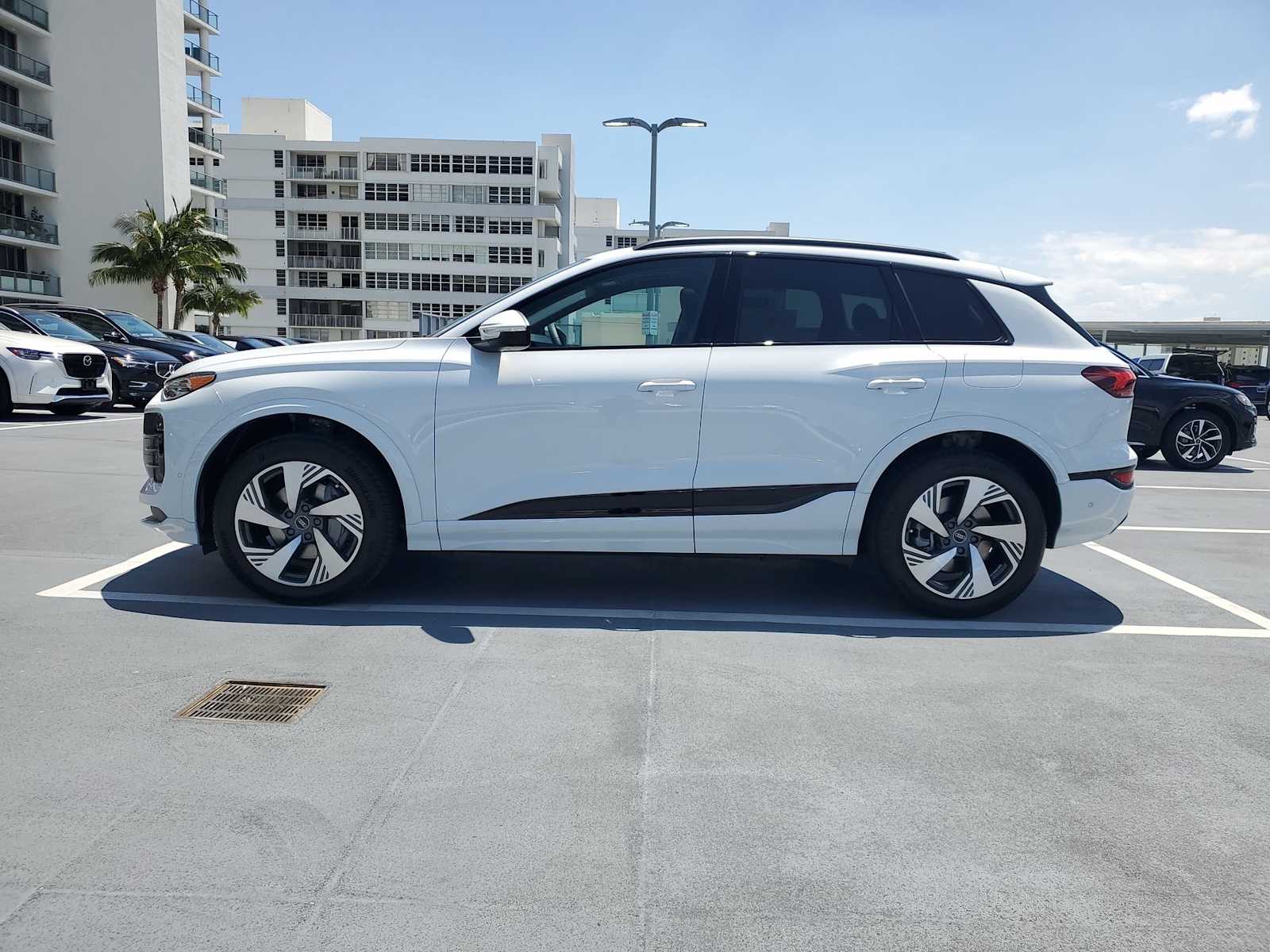 Thumbnail: 2025 Audi Q6 e-tron - 3