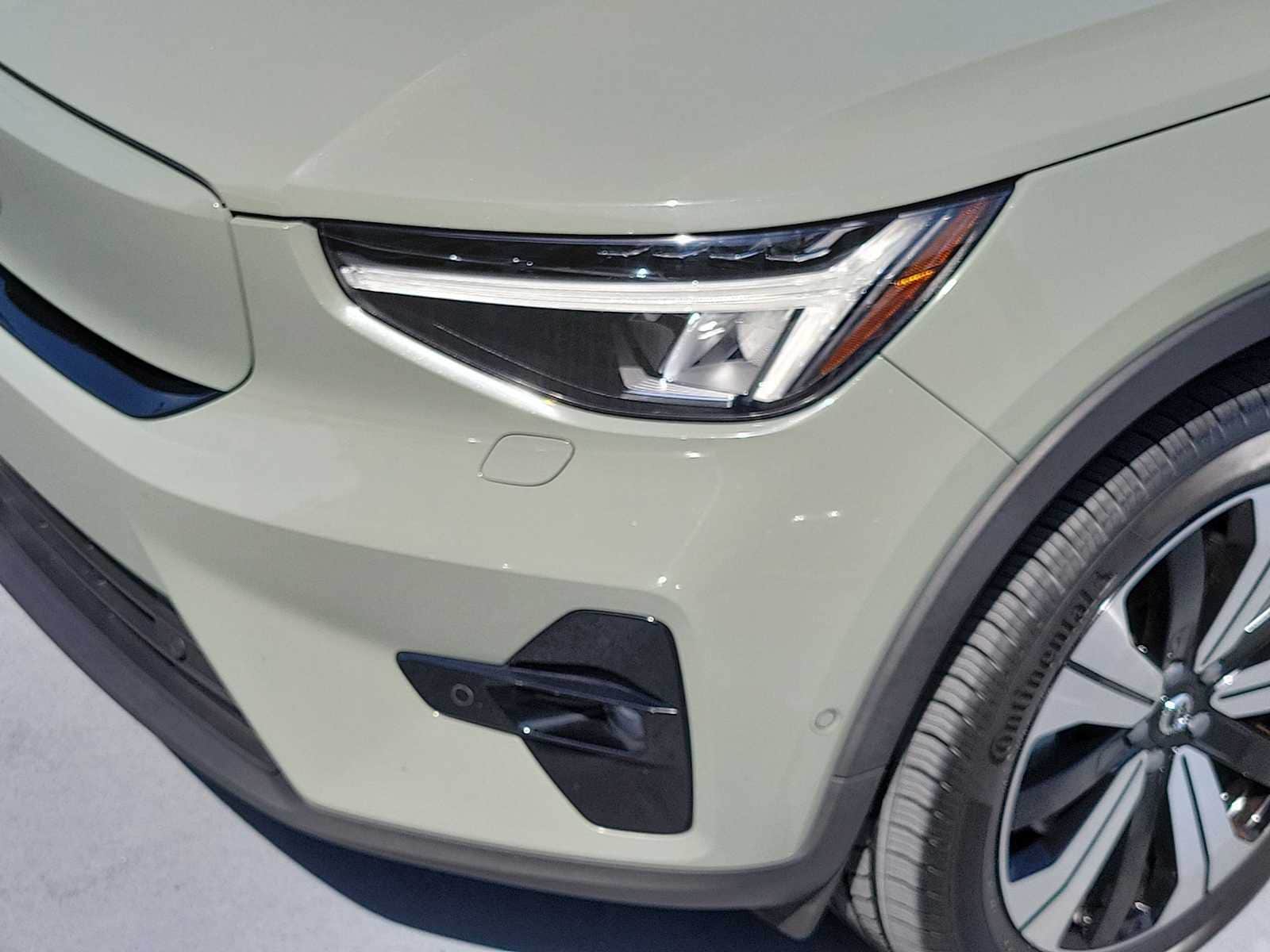 Thumbnail: 2023 Volvo XC40 - 10