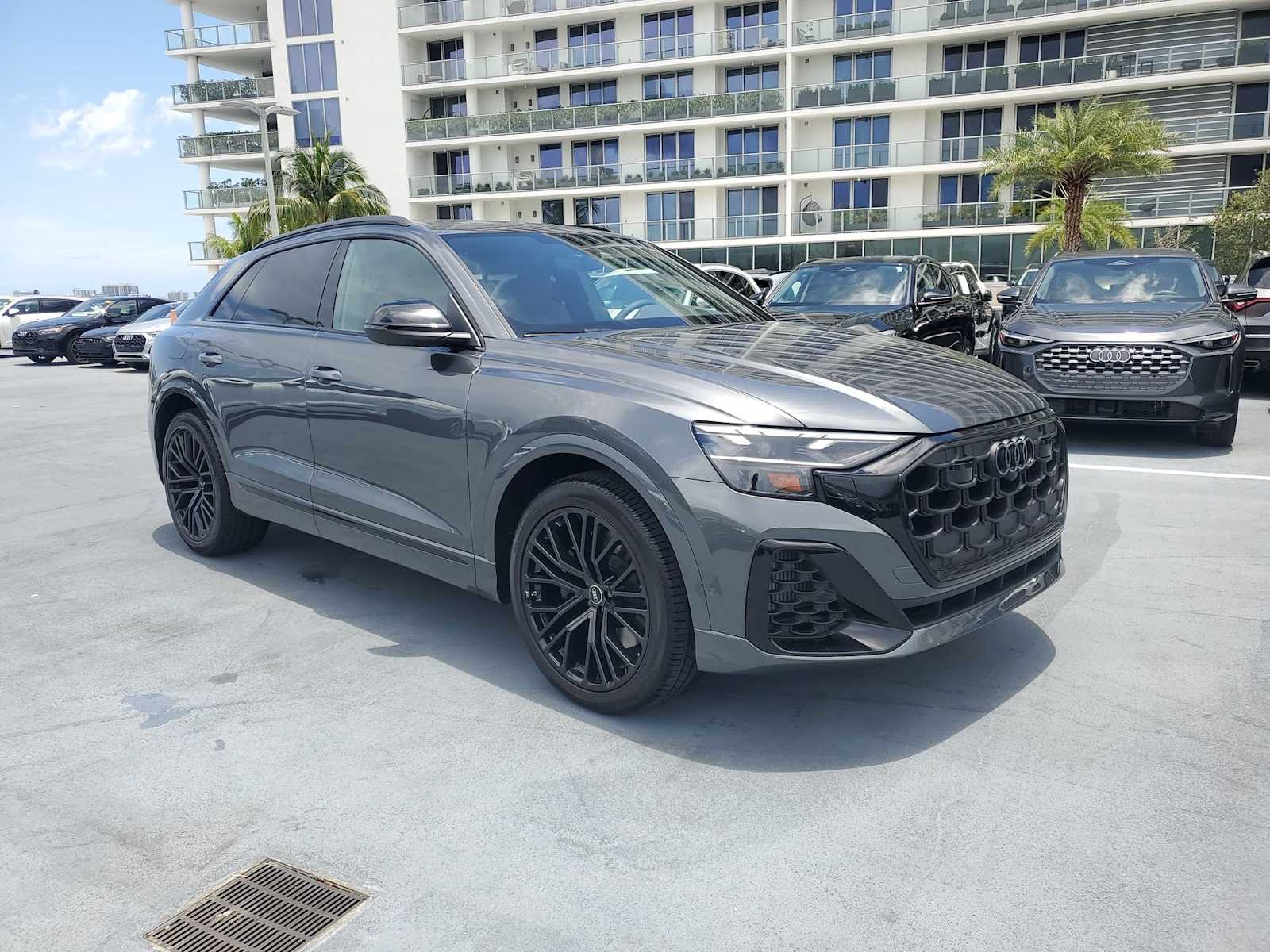 Thumbnail: 2025 Audi SQ8 - 8