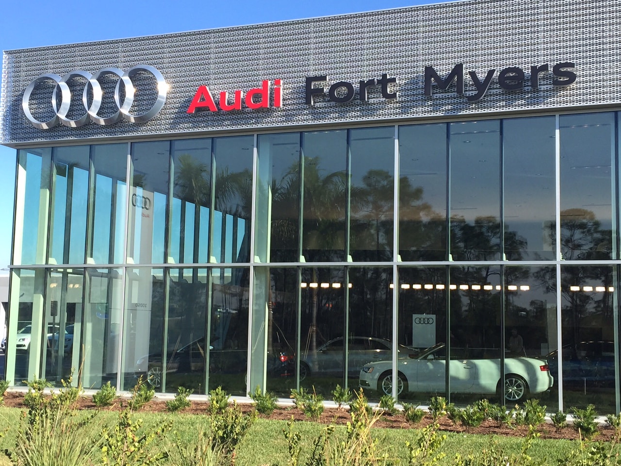 https://pictures.dealer.com/a/audifortmyersaoa/1001/66cbf9d945bbc7917f2bee57090d4830x.jpg