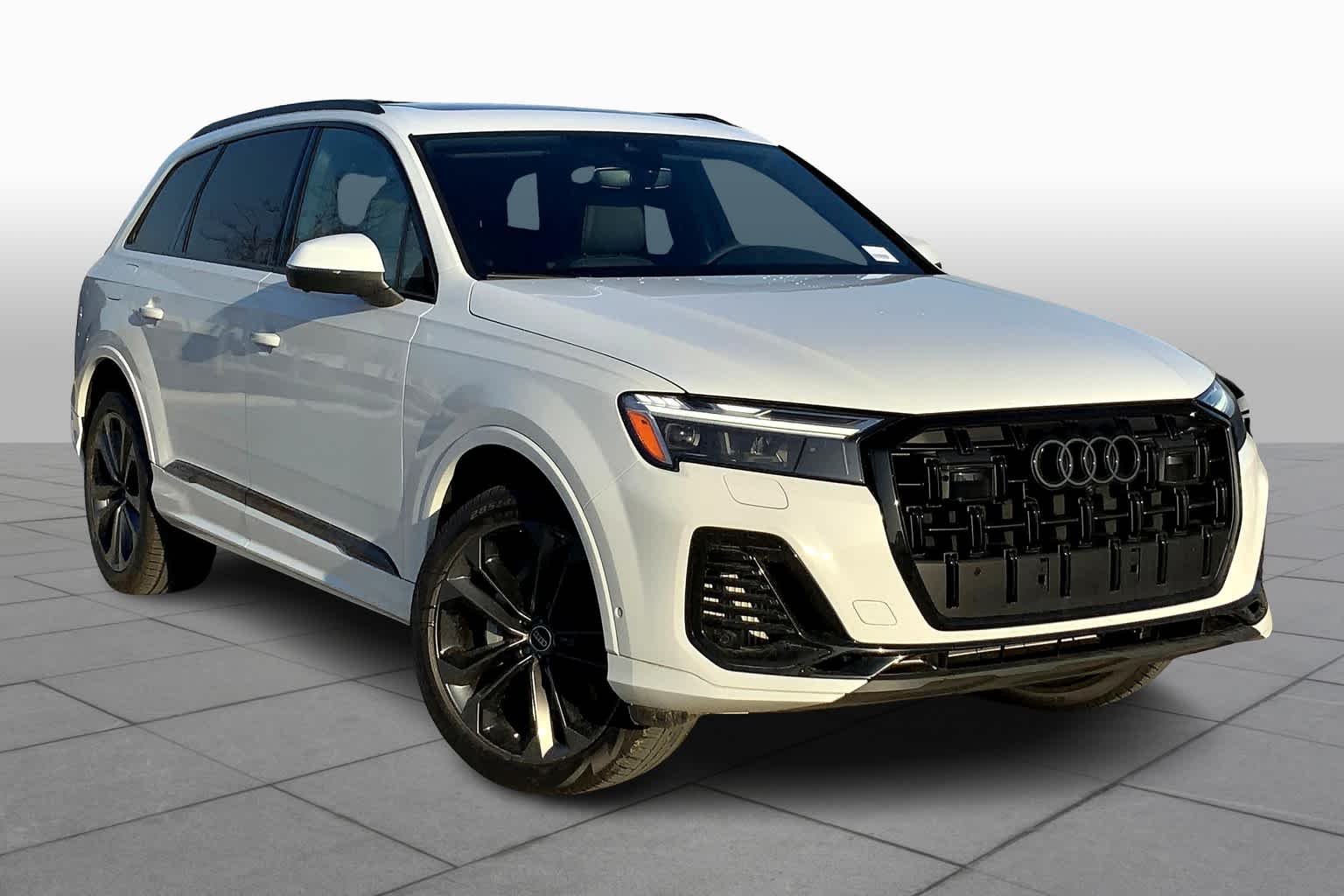 2025 Audi Q7 55 Premium Plus photo 2