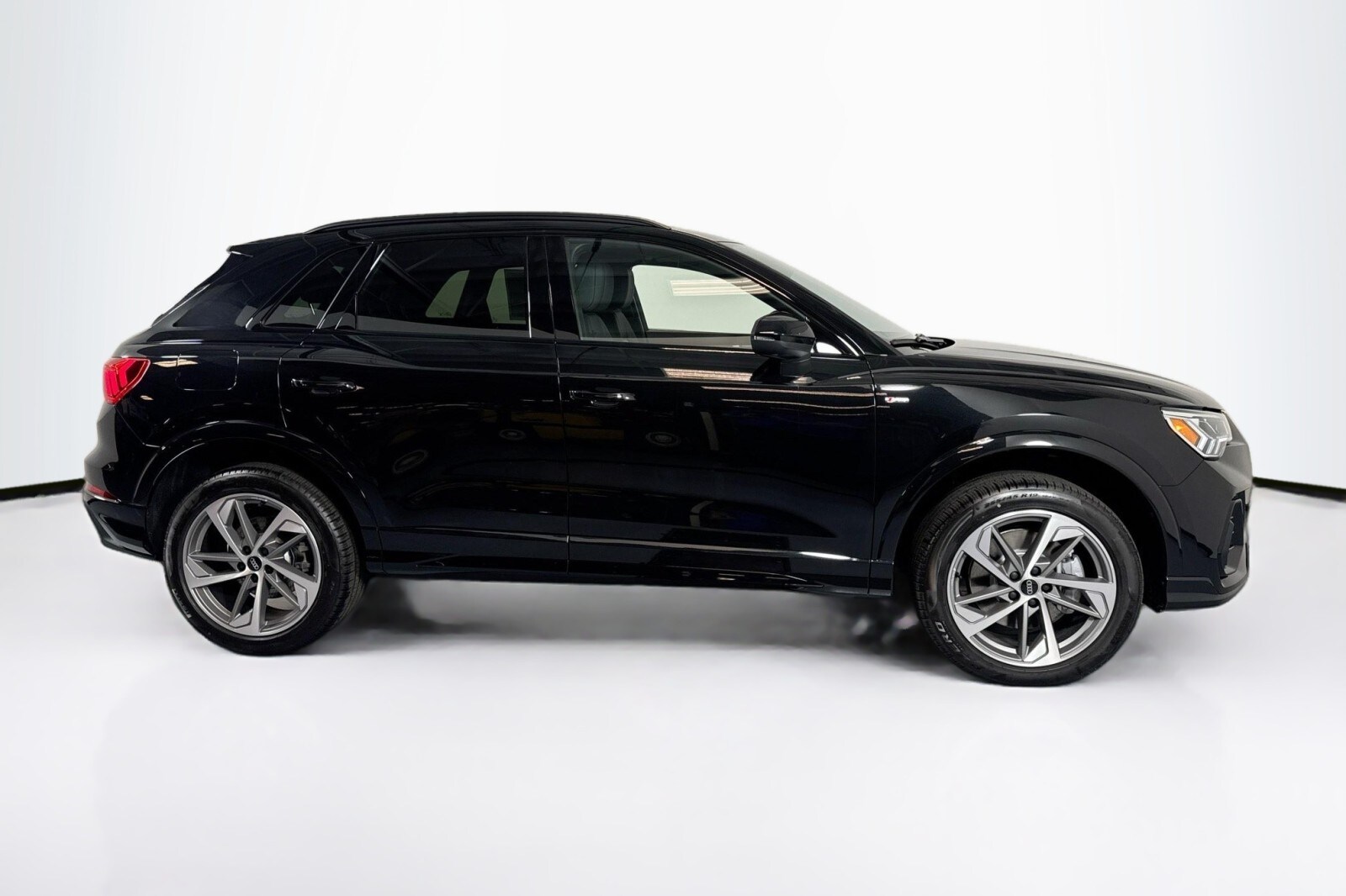 2025 Audi Q3 S line Premium 45 TFSI photo 2