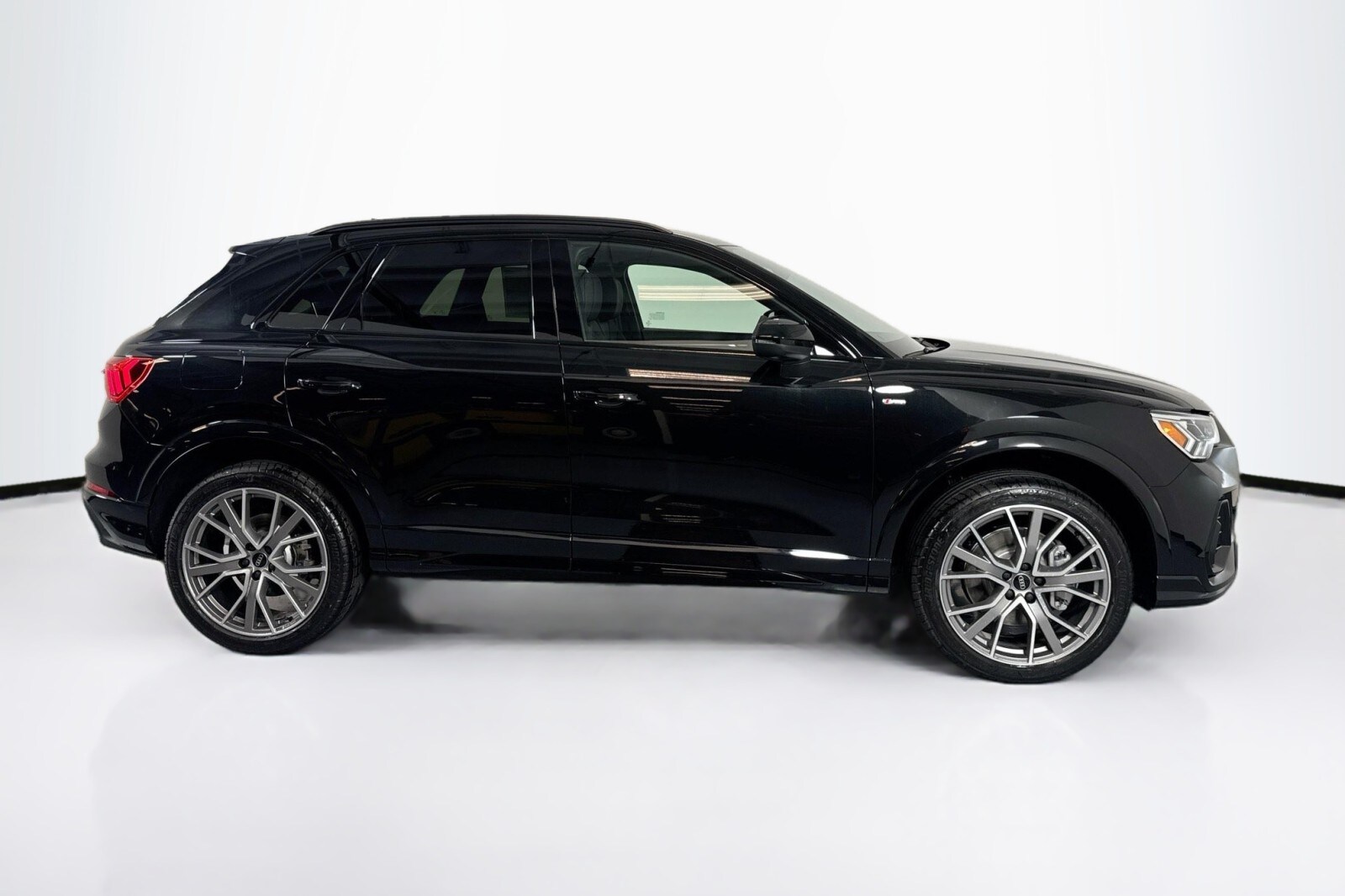 2025 Audi Q3 S line Premium Plus 45 TFSI photo 4