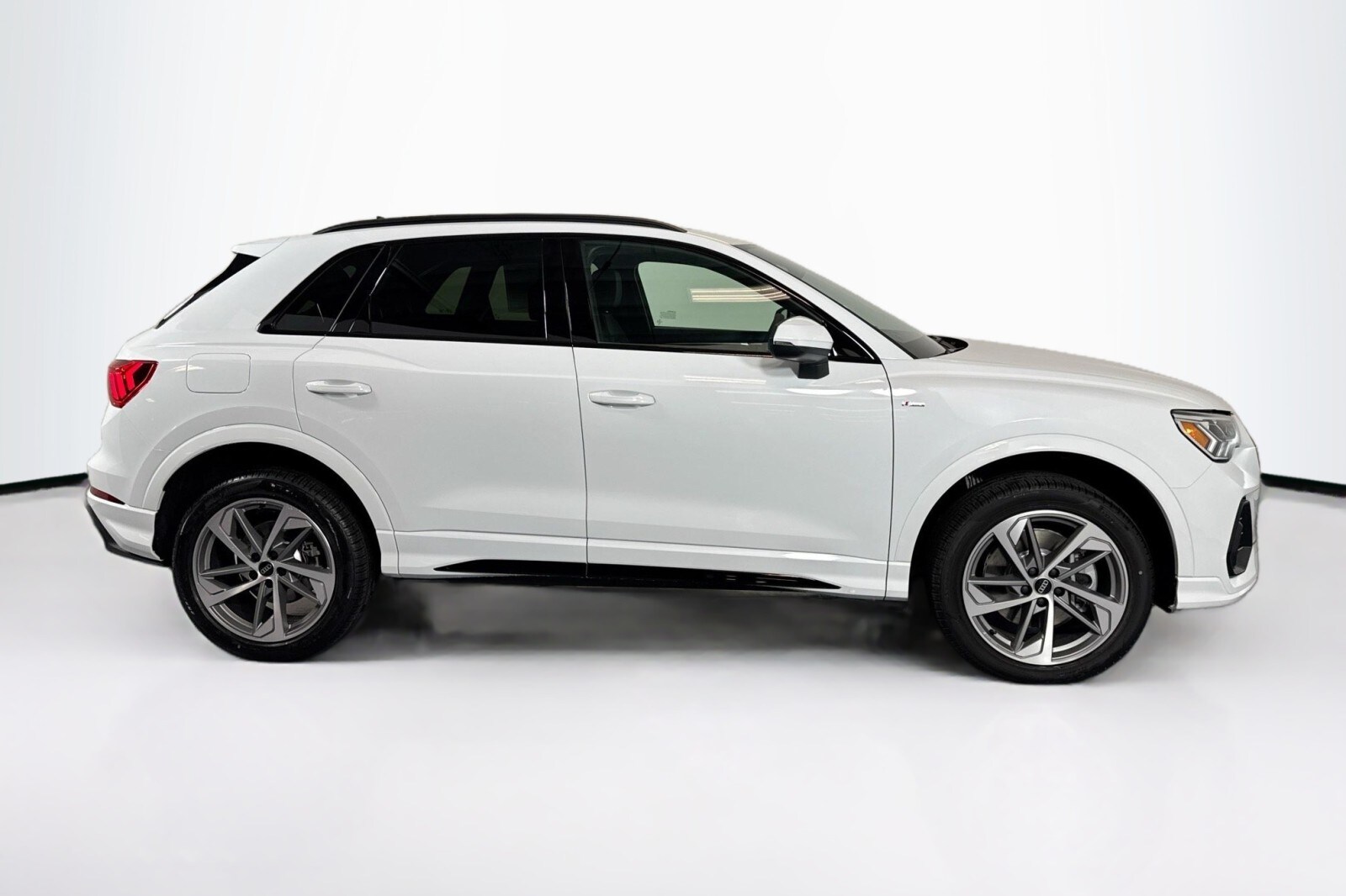2025 Audi Q3 S line Premium 45 TFSI photo 3