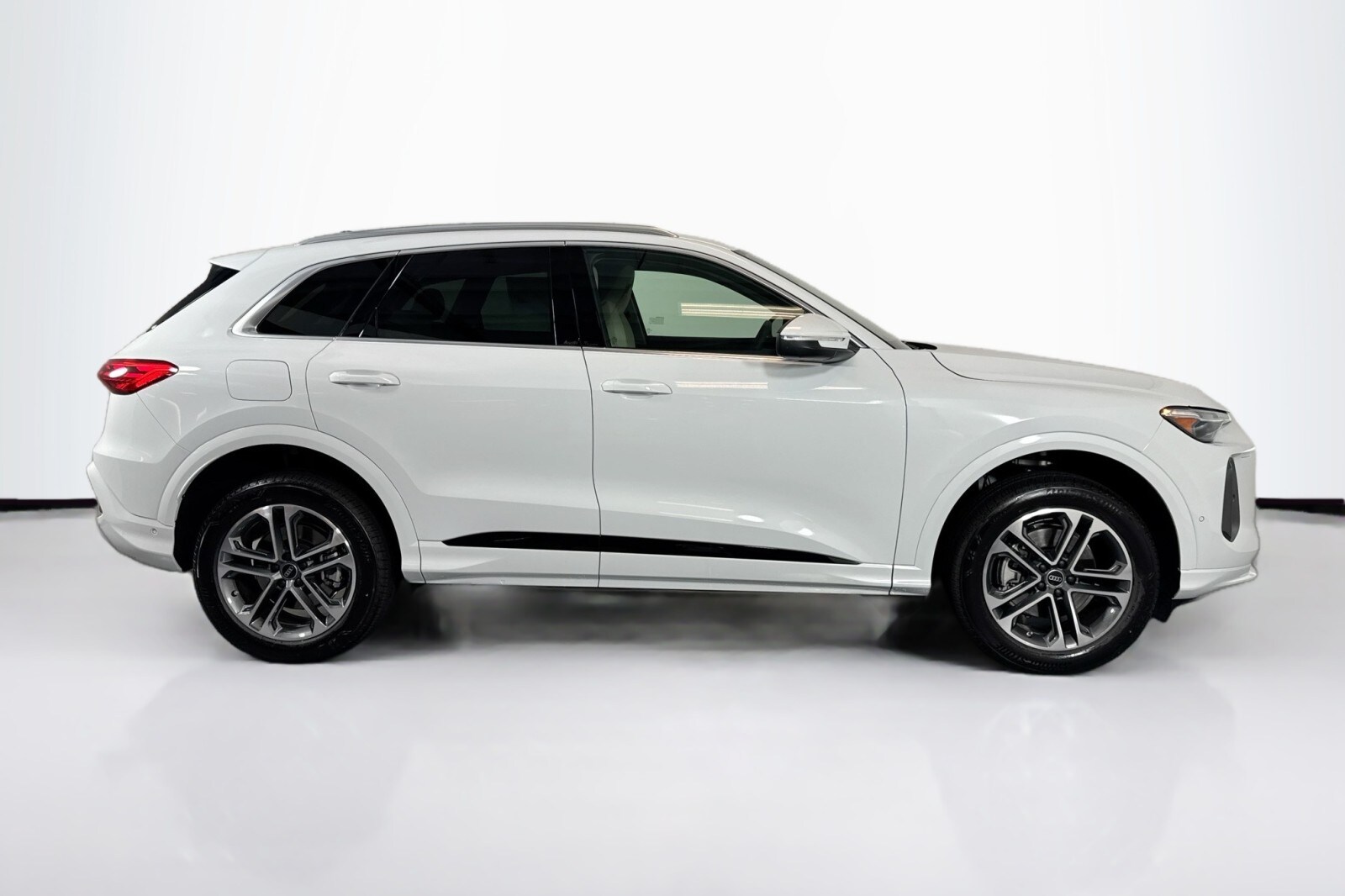 2025 Audi Q5 Premium Plus TFSI photo 2