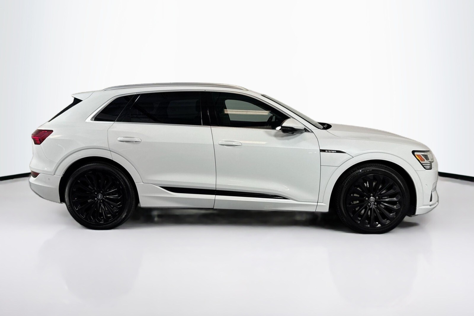 2019 Audi e-tron Prestige photo 2