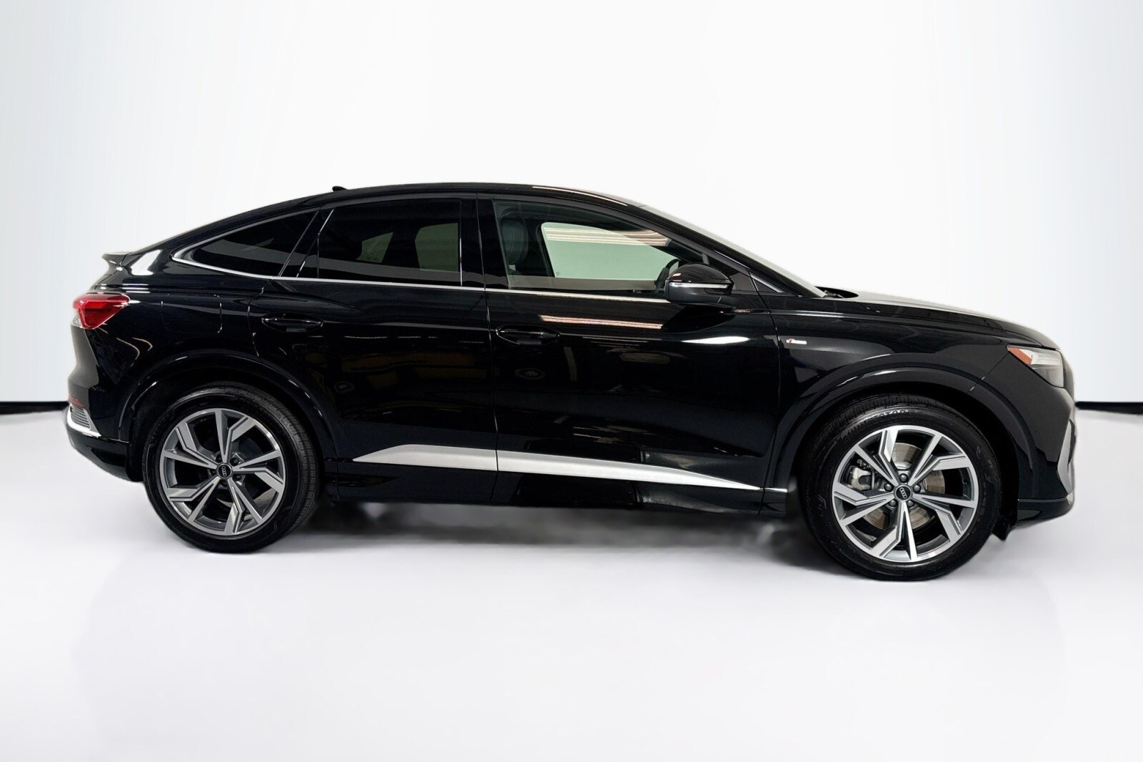 2025 Audi Q4 E-tron Sportback Premium photo 3